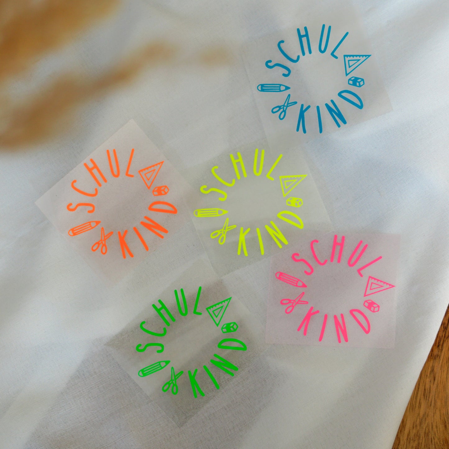 Handgemachtes Bügelbild „Schulkind“ mit bunten Schulutensilien wie Geodreieck, Stift und Radiergummi – ideal für den Schulstart.
