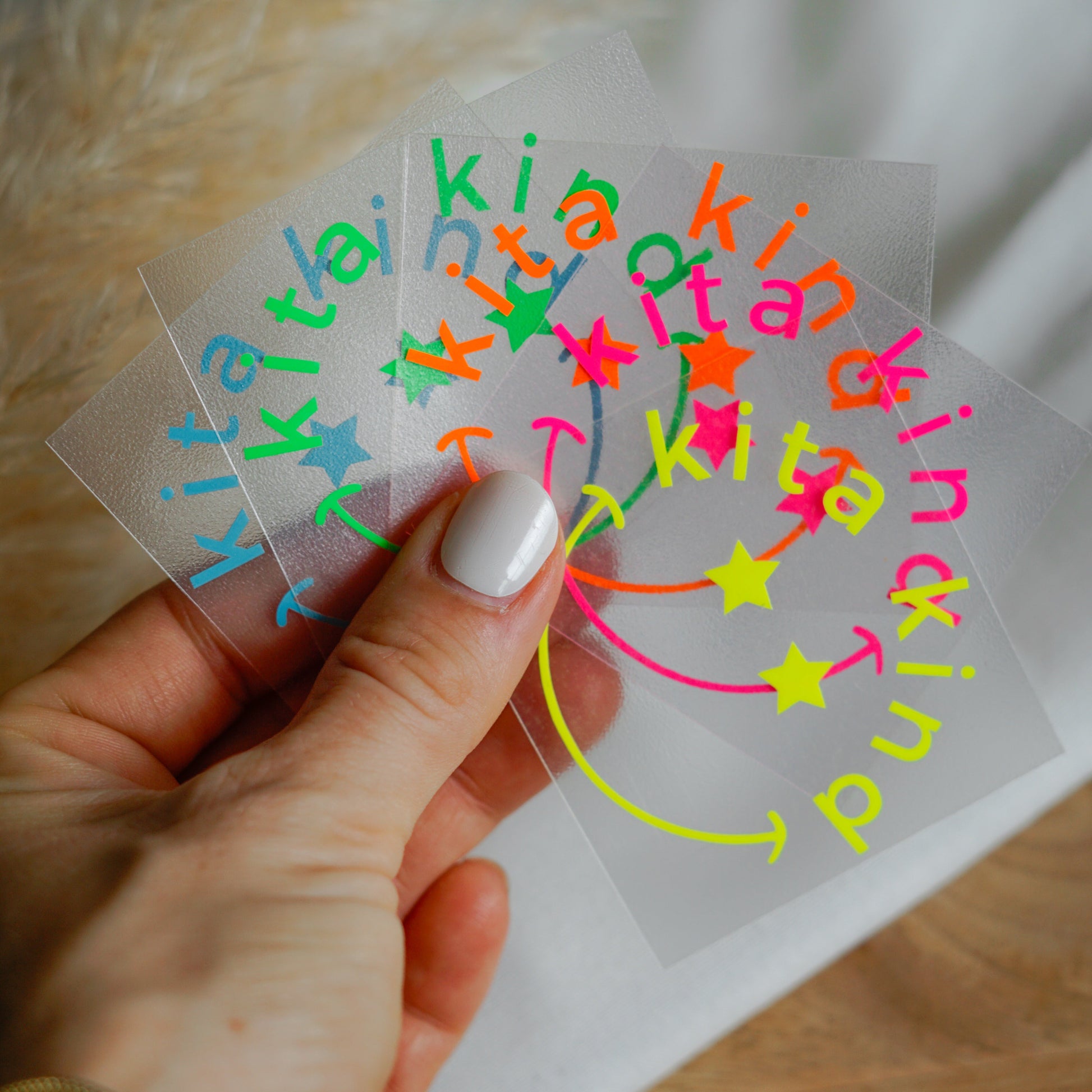 Bügelbild „Kita Kind“ – Smiley mit Sternaugen im Kreis für den ersten Kindergartenstart. Perfekt für T-Shirts, Taschen und Kindergartenartikel.