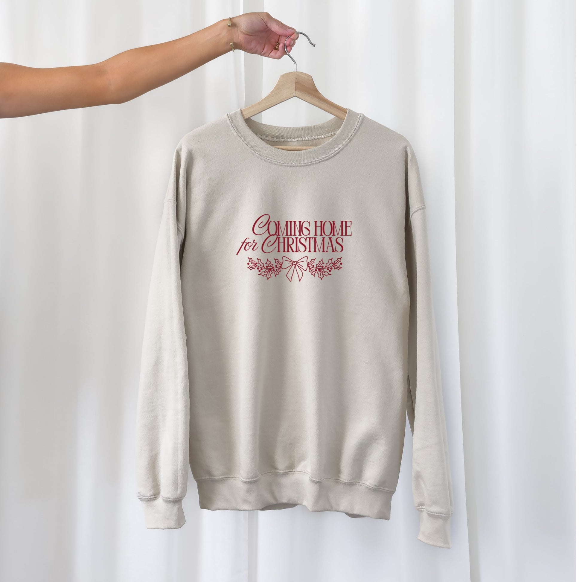 Weihnachtliche Plotterdatei Coming Home for Christmas – Truck mit Nähmaschine und Stoffrollen im Line Art Stil. Perfekt für weihnachtliche Sweater, Hoodies & DIY-Projekte für Nähliebhaber.“