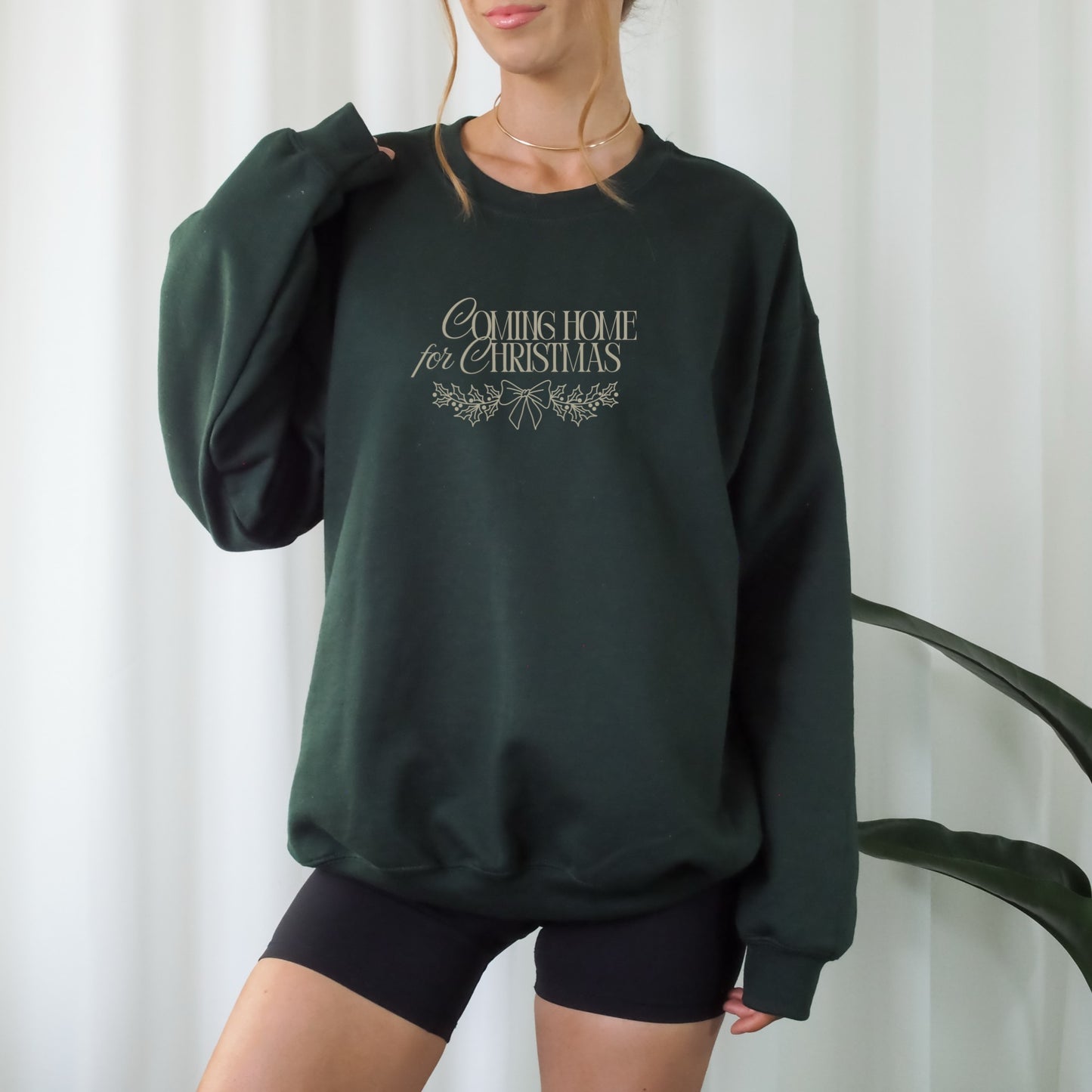 Weihnachtliche Plotterdatei Coming Home for Christmas – Truck mit Wollknäueln und Stricknadeln im Line Art Stil. Perfekt für Christmas Sweater & DIY-Projekte für Strickfans.“<y