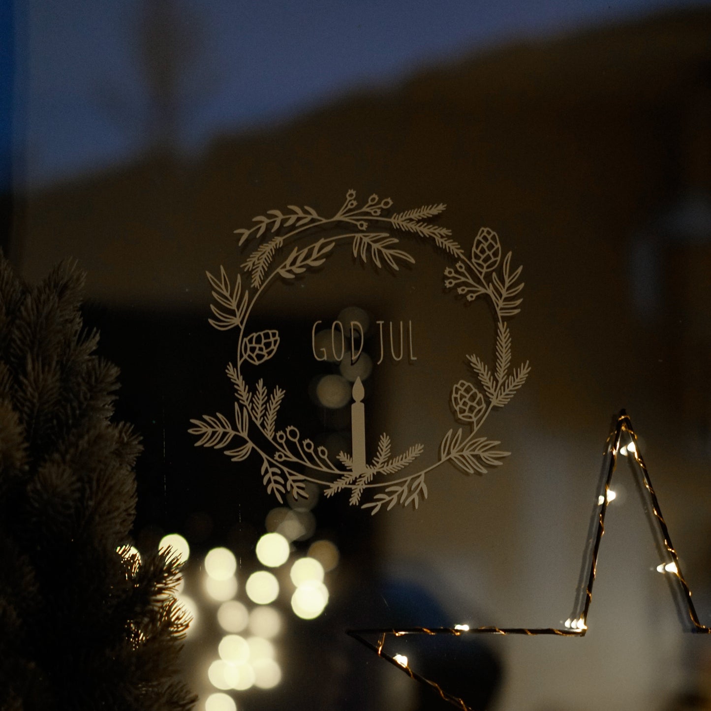 Skandinavische Plotterdatei ‚God Jul‘ mit feinem Line Art Weihnachtskranz aus Tannenzweigen, Zapfen und Kerze – minimalistisches Weihnachtsdesign.