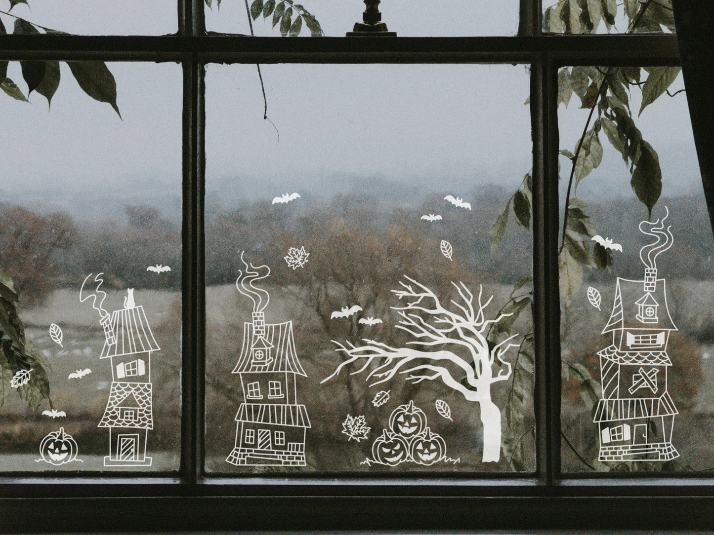Halloween Town – Halloween Design mit gruseligen Häuschen, Kürbissen und knorrigen Bäumen. Ideal für Fensterbilder, Kissenbezüge und Halloween-Dekorationen.