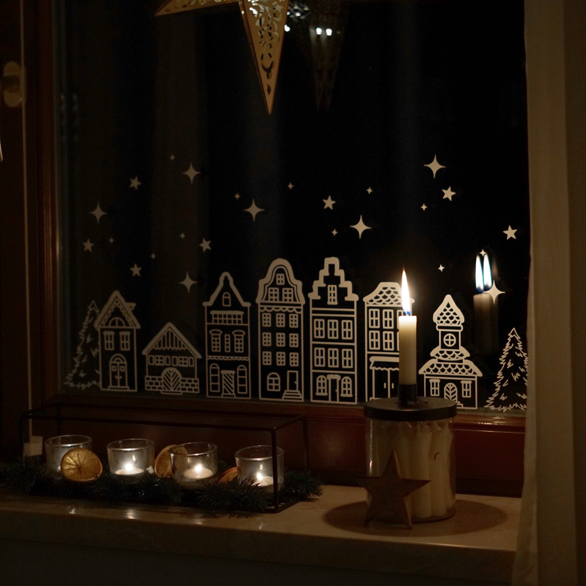 Fenstersticker Winterlandschaft – Weihnachtsdeko Fensterbild mit Häuserreihe, Sternen & Tannen. Skandinavische Winterdeko für dein Zuhause.