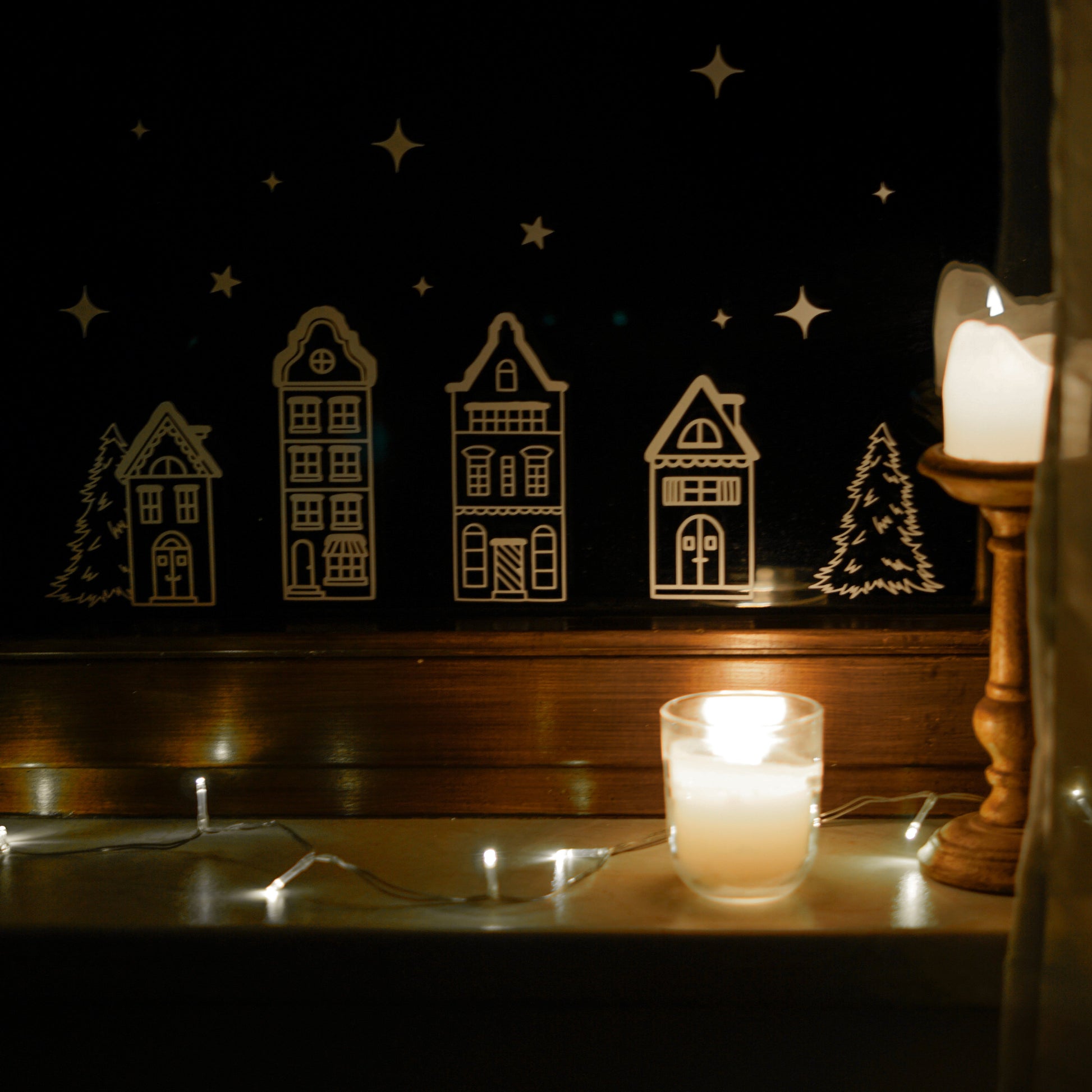 Fenstersticker Winterlandschaft 72 cm – Weihnachtsdeko Fensterbild mit Häusern, Tannen & Sternen. Skandinavische Winter Fensterdeko Weihnachten.