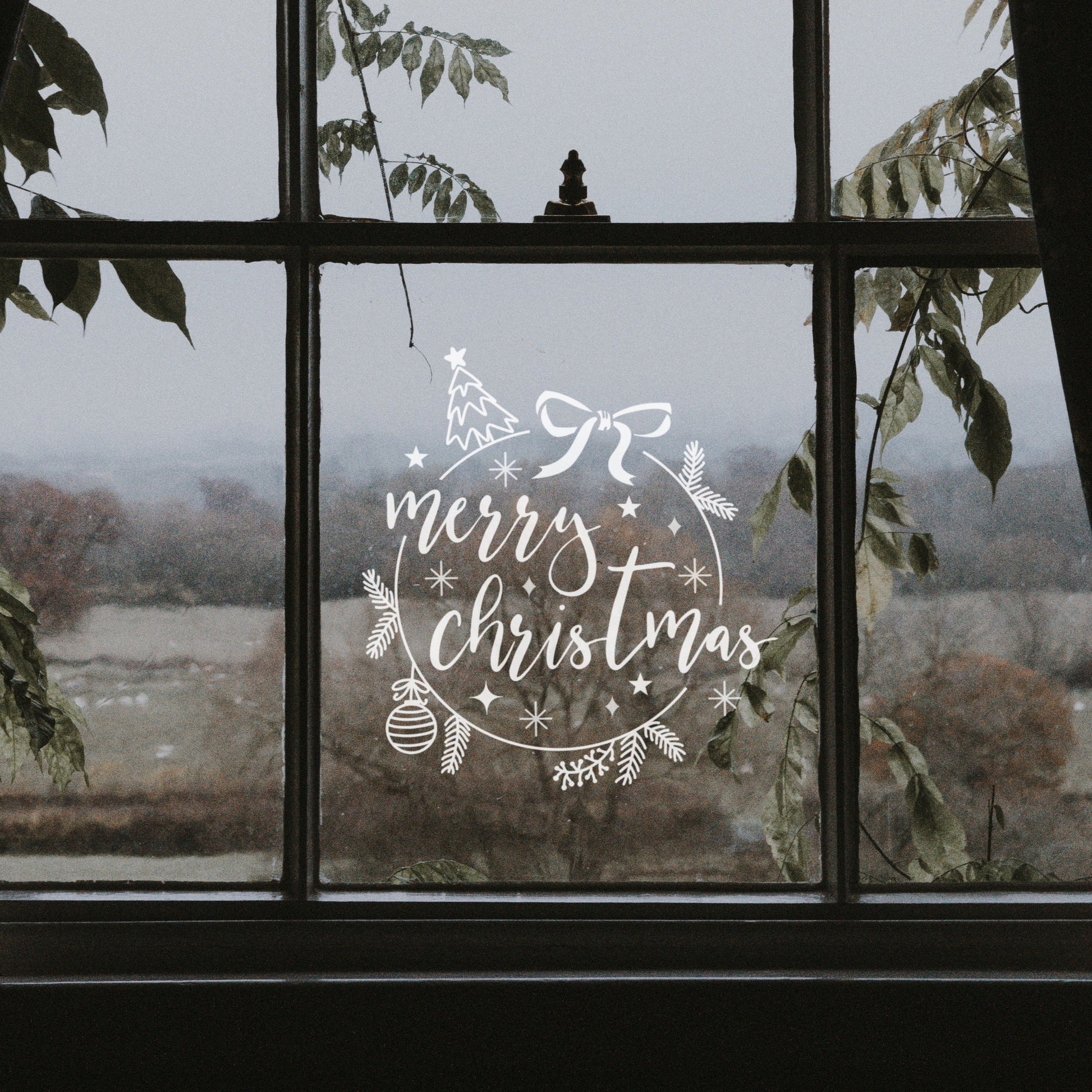 Merry Christmas Plotterdatei SVG mit Tannenbaum, Christbaumkugel, Schleife und Tannenzweigen auf weihnachtlichem Kissen