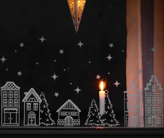 Fenstersticker Winterlandschaft 72 cm – Weihnachtsdeko Fensterbild mit Häusern, Tannen & Sternen. Skandinavische Winter Fensterdeko Weihnachten.