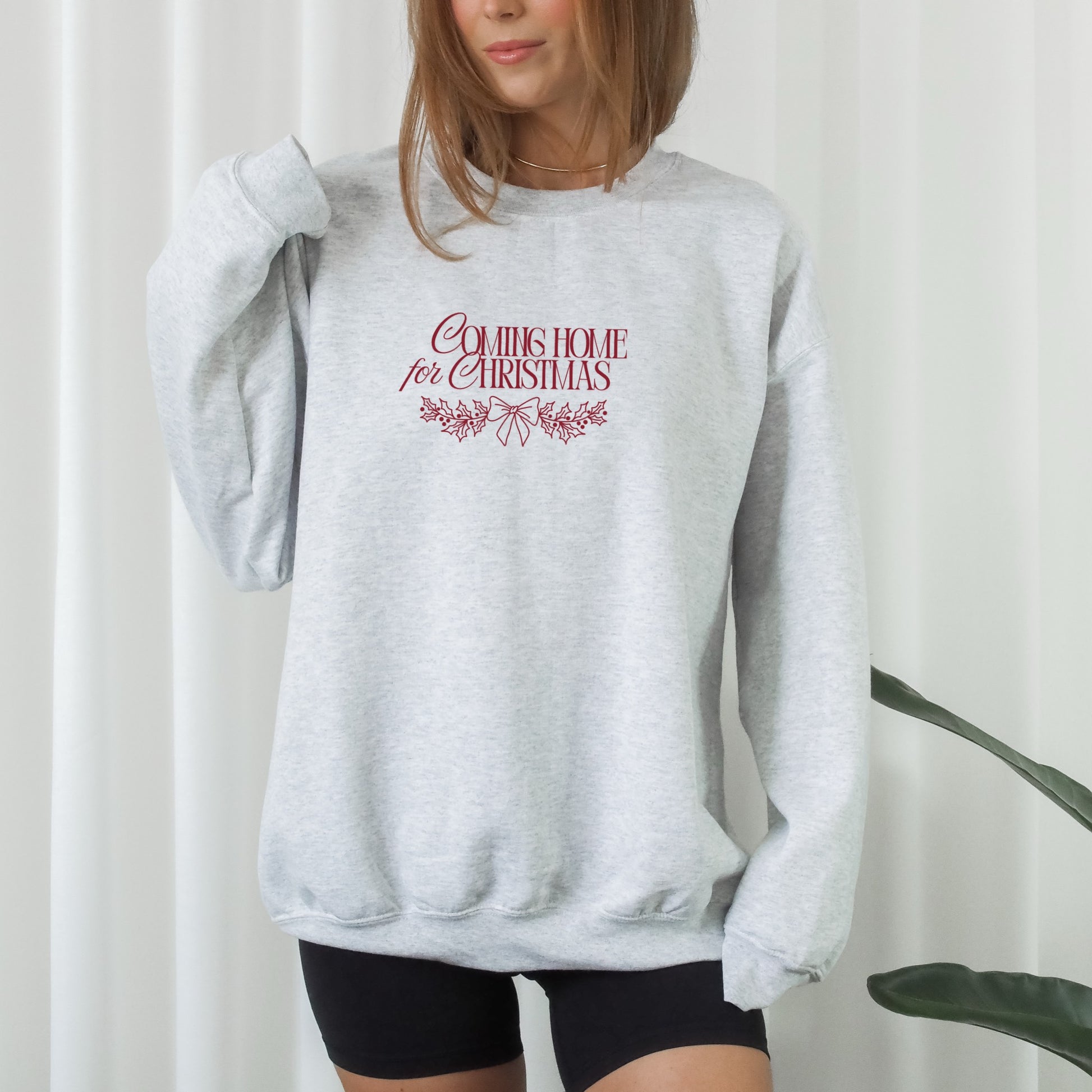 Weihnachtliche Plotterdatei Coming Home for Christmas – Truck mit Nähmaschine und Stoffrollen im Line Art Stil. Perfekt für weihnachtliche Sweater, Hoodies & DIY-Projekte für Nähliebhaber.“