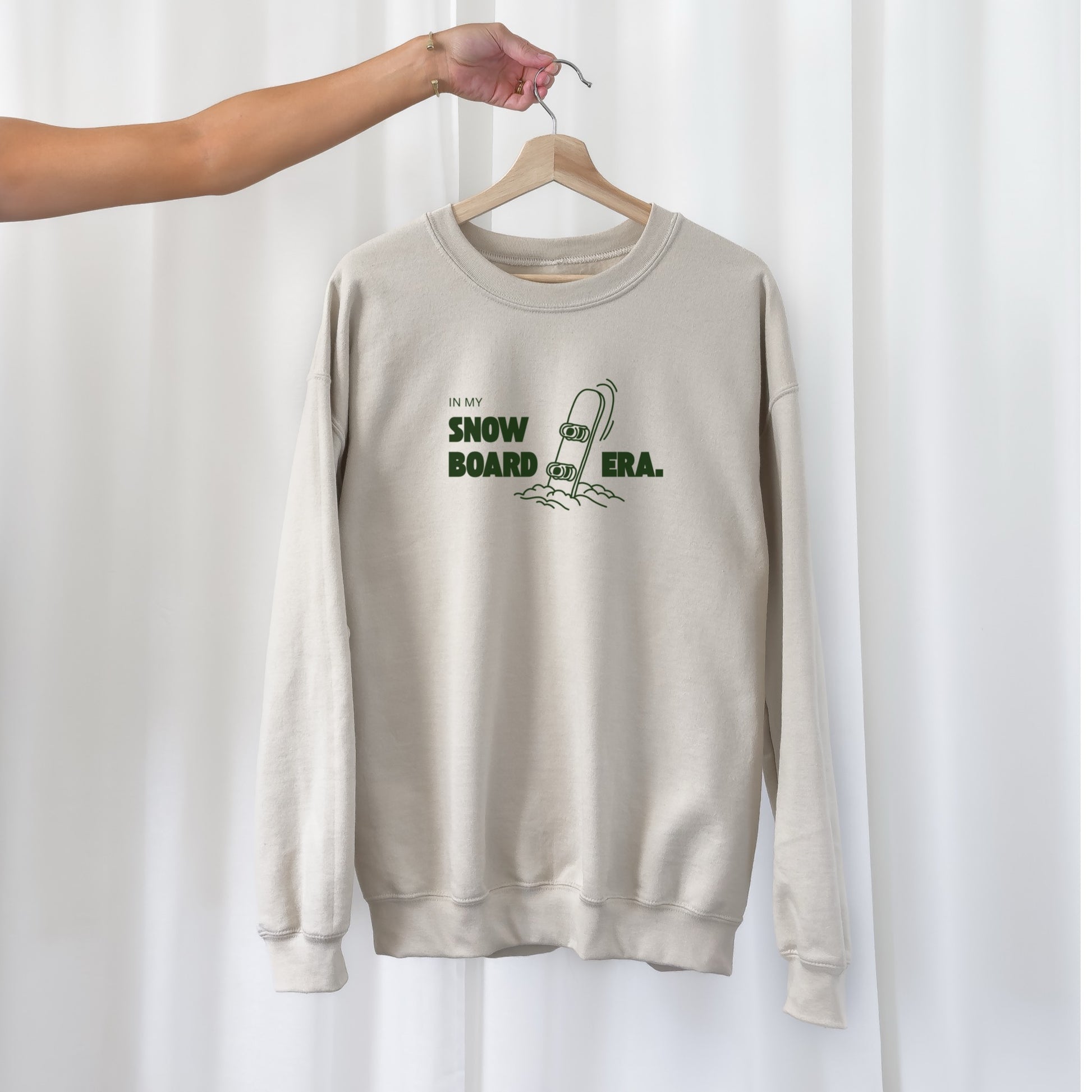 Minimalistischer Backprint mit Schriftzug „In my snowboard era“ – modernes Snowboard Plotterdesign für Winter-Hoodies. Dezenter Frontprint „In my snowboard era“ – minimalistische Snowboard Plotterdatei für Shirts & Sweater