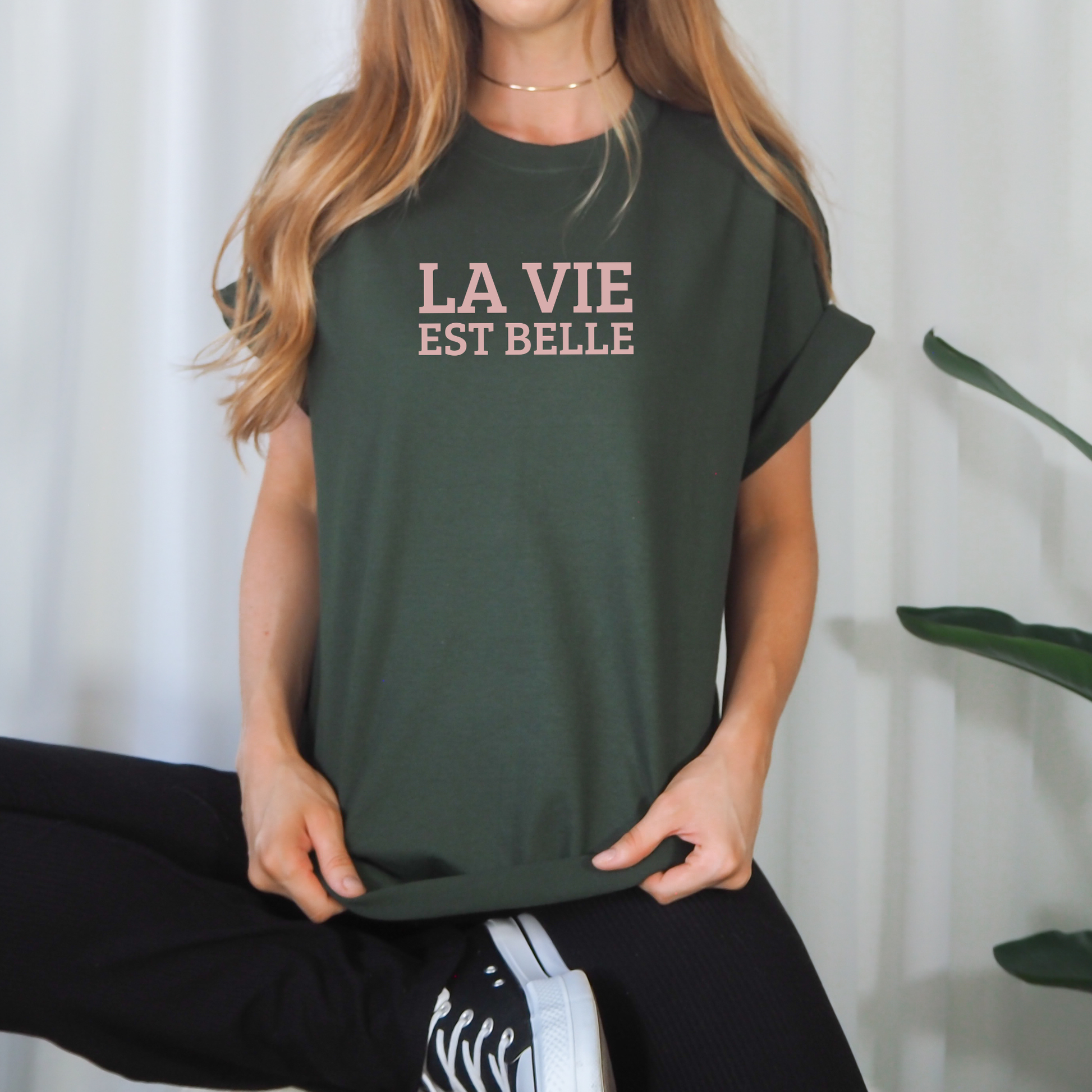 Plotterdatei „Paris Vibes“ mit Café Illustration, Eiffelturm und Schriftzug „La vie est belle“, Front- & Backprint, SVG DXF PNG