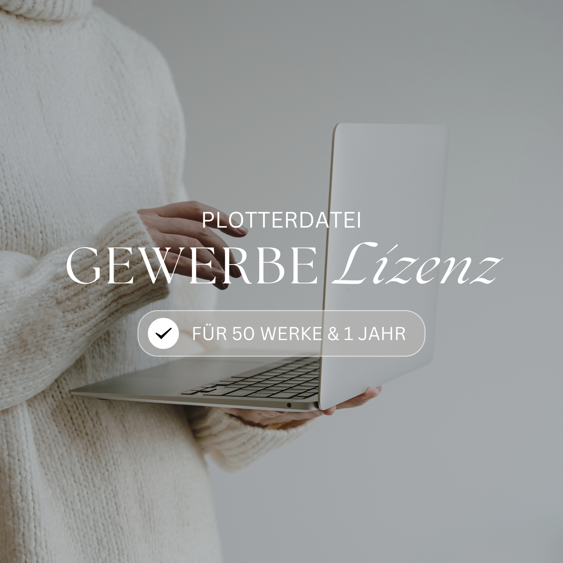 Mit dem Kauf dieser Gewerbelizenz für Plotterdateien erhältst du die Erlaubnis, mit einer von dir ausgewählten digitalen Datei selbst gestaltete physische Produkte zu verkaufen – z. B. Kleidung, Accessoires oder andere beplottete Artikel.
