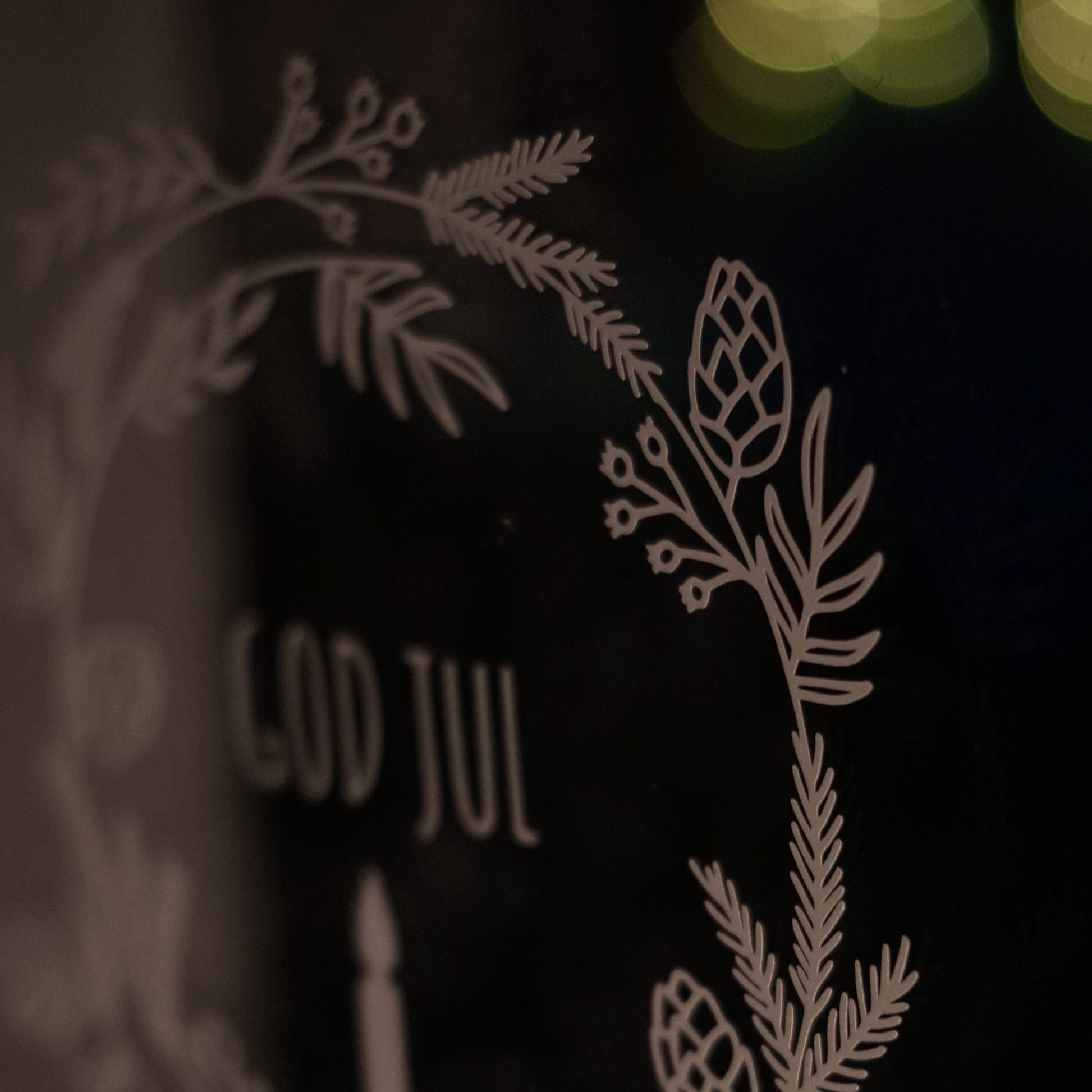 Skandinavische Plotterdatei ‚God Jul‘ mit feinem Line Art Weihnachtskranz aus Tannenzweigen, Zapfen und Kerze – minimalistisches Weihnachtsdesign.