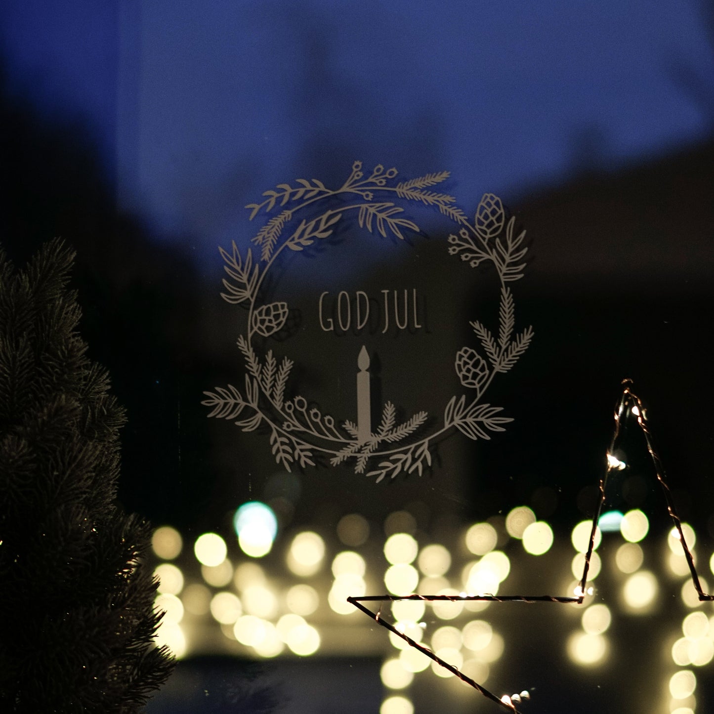 Skandinavische Plotterdatei ‚God Jul‘ mit feinem Line Art Weihnachtskranz aus Tannenzweigen, Zapfen und Kerze – minimalistisches Weihnachtsdesign.