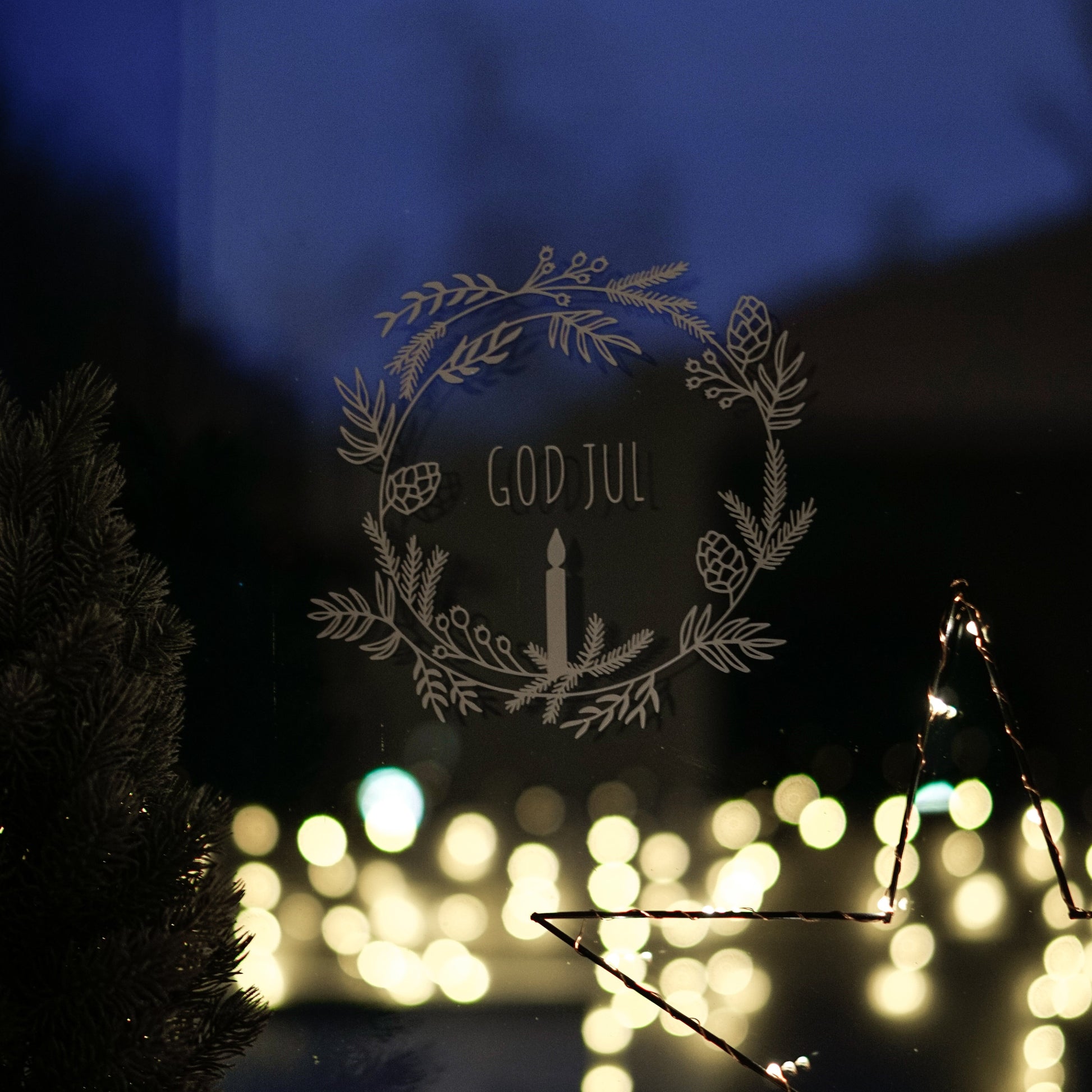 Skandinavische Plotterdatei ‚God Jul‘ mit feinem Line Art Weihnachtskranz aus Tannenzweigen, Zapfen und Kerze – minimalistisches Weihnachtsdesign.