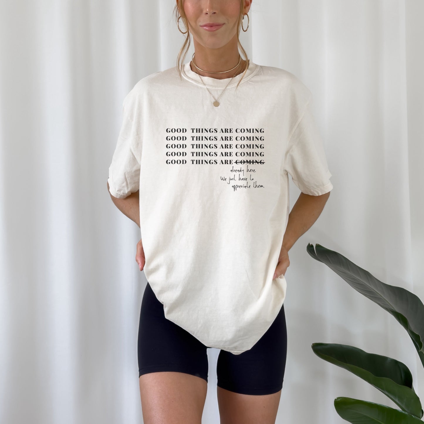 Digitale Plotterdatei mit dem Spruch „Good things are coming“ (durchgestrichen) und dem Zusatz „are already here...“ – achtsames Design für Shirts, Taschen & mehr.