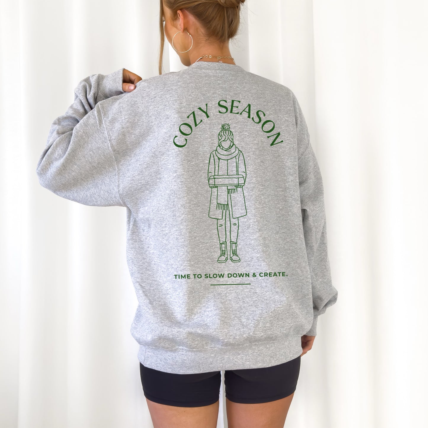 Plotterdatei Cozy Season – Line Art Illustration einer Frau mit Plotter. Minimalistisches DIY Statement Design für Shirts, Hoodies & kreative Geschenkideen.