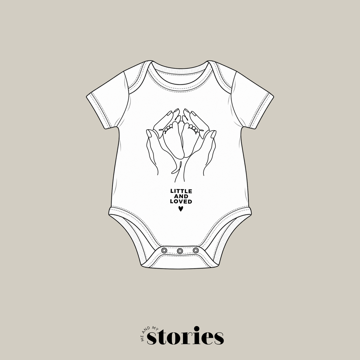 Digitale Plotterdatei „Little and Loved“ – Line Art Design mit den Händen der Mutter, die die Füße ihres Babys halten. Perfekt für Geburtsgeschenke und personalisierte Babyartikel.