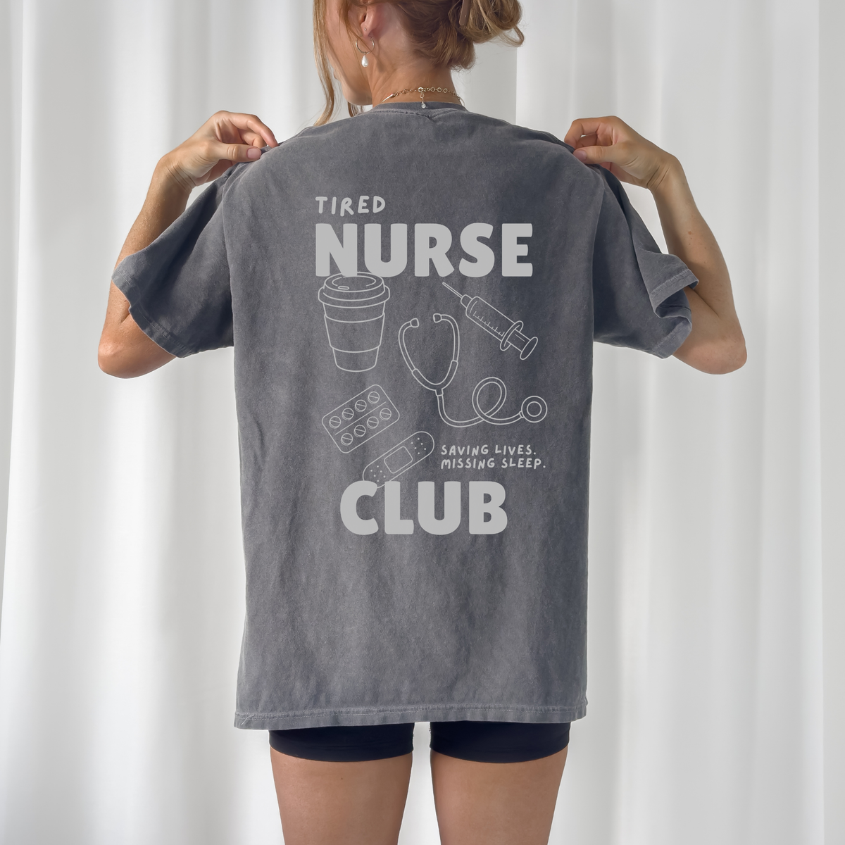 Tired Nurse Club Plotterdatei SVG für Krankenschwestern und Pflegekräfte mit Stethoskop, Kaffee und Saving Lives Missing Sleep als Backprint