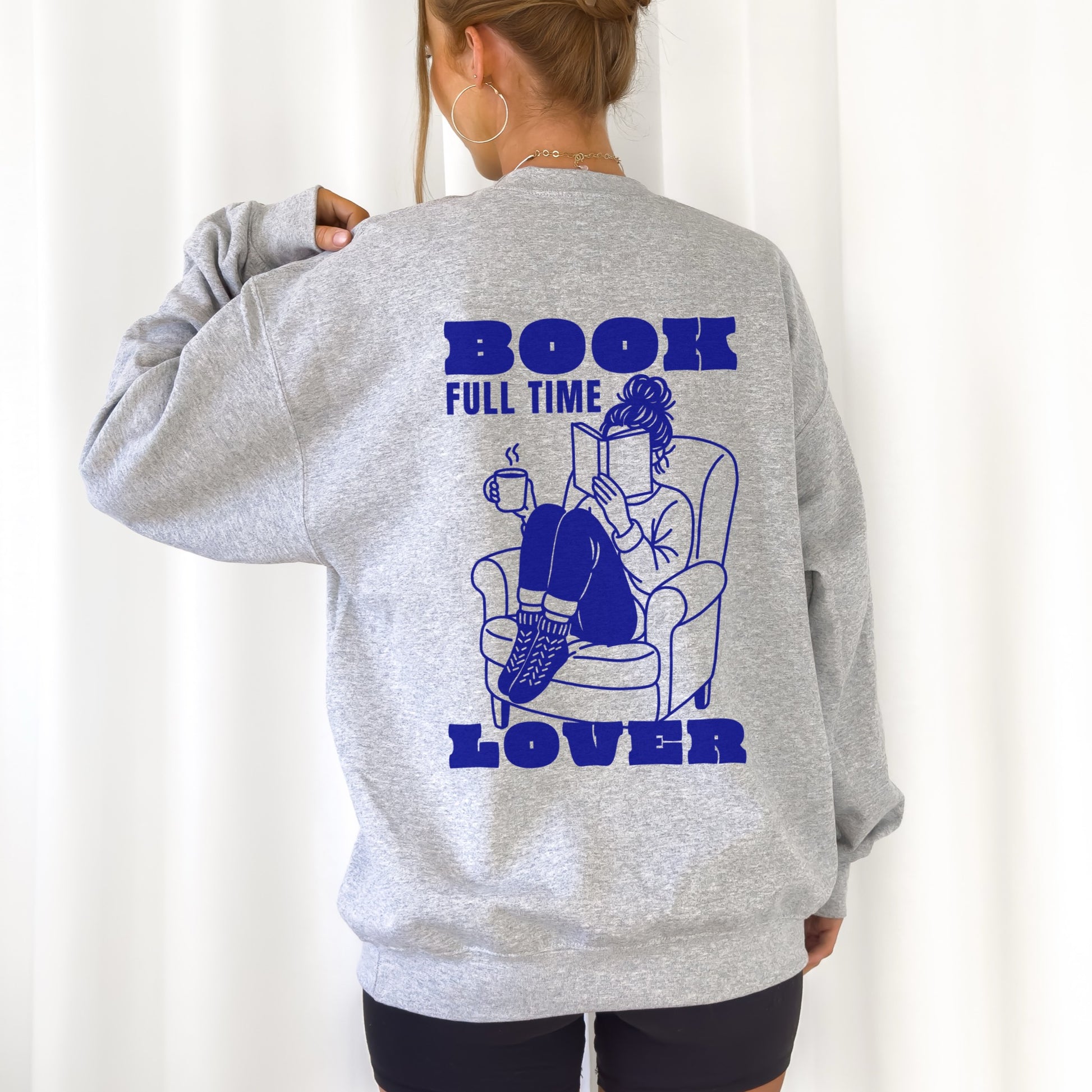 Plotterdatei Book Lover – Frau mit Buch und Tasse in Line Art Illustration, moderner Retro-Schriftzug für Sweater & DIY-Projekte.