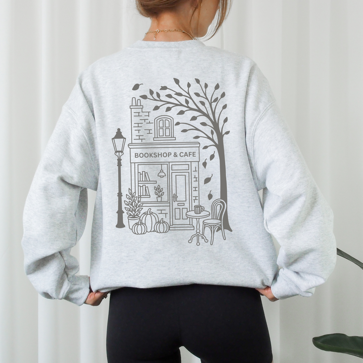 Cozy Bookshop Corner Plotterdatei mit herbstlicher Buchhandlung, Café, Kürbissen und Baum – SVG, DXF und PNG
