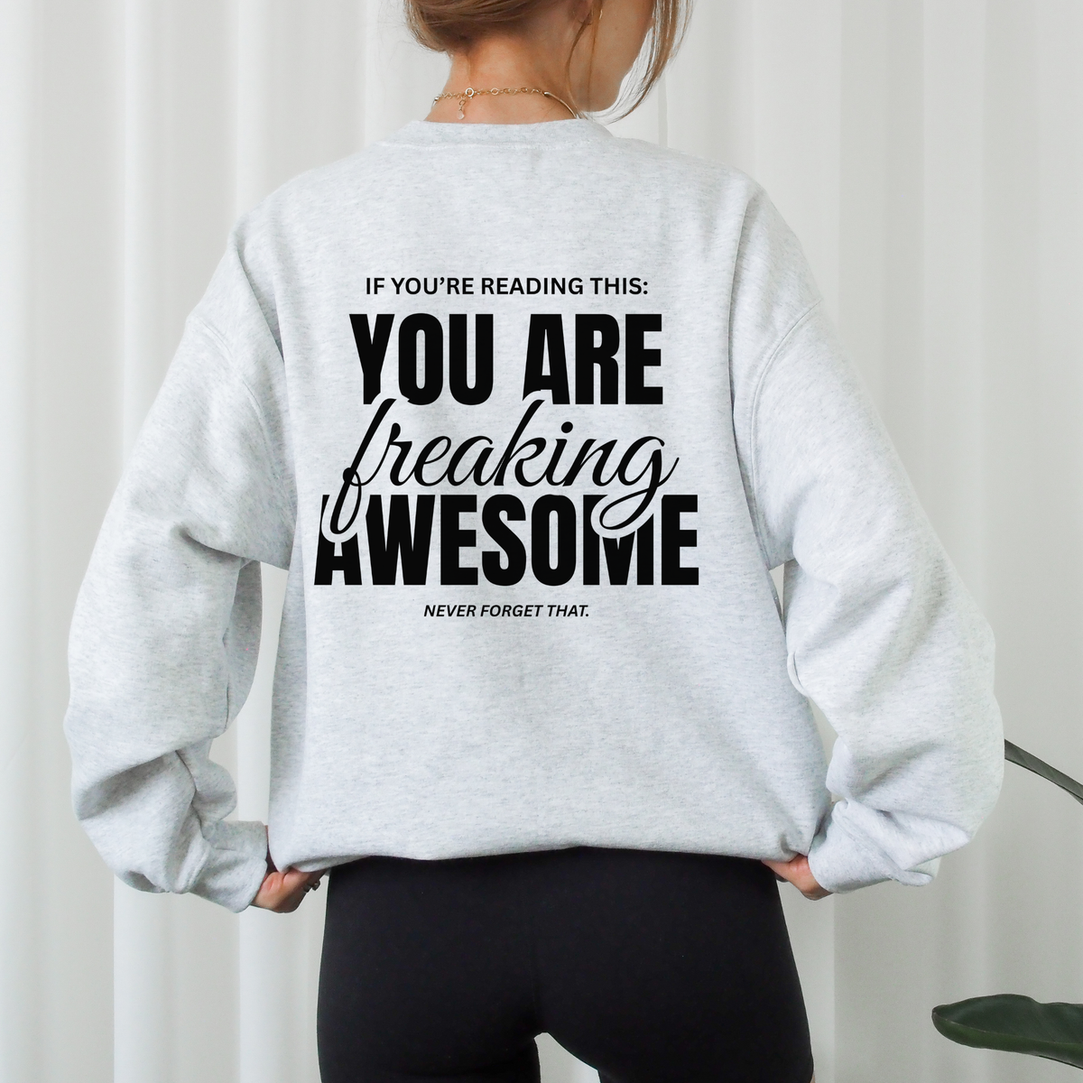 Freaking Awesome Plotterdatei SVG als pinker Backprint mit positivem Statement You Are Freaking Awesome auf weißem Shirt