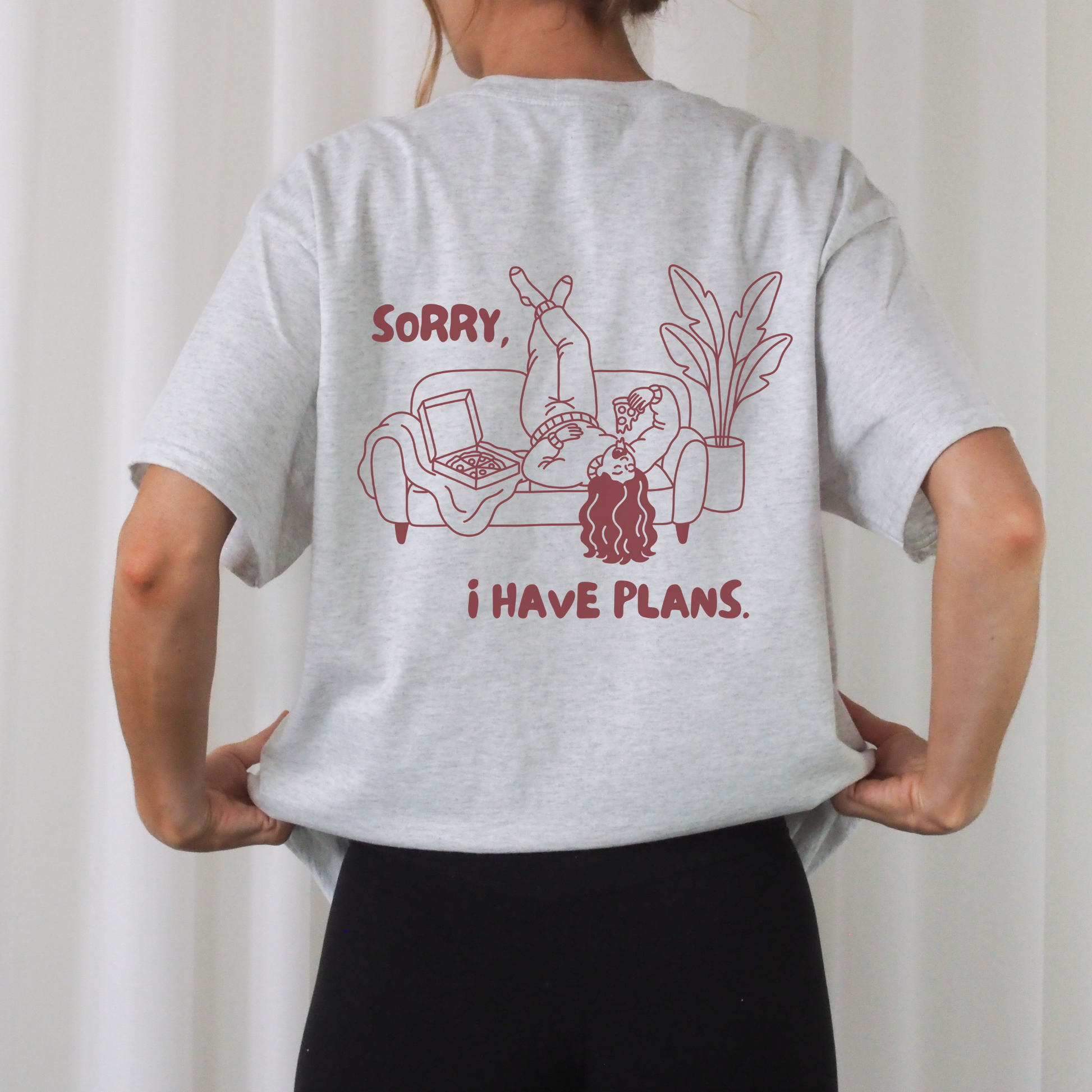 Plotterdatei „Sorry I Have Plans“ mit Frau auf Couch, Pizza und passendem Pizzakarton als Front- & Backprint, Cozy Design, SVG DXF PNG
