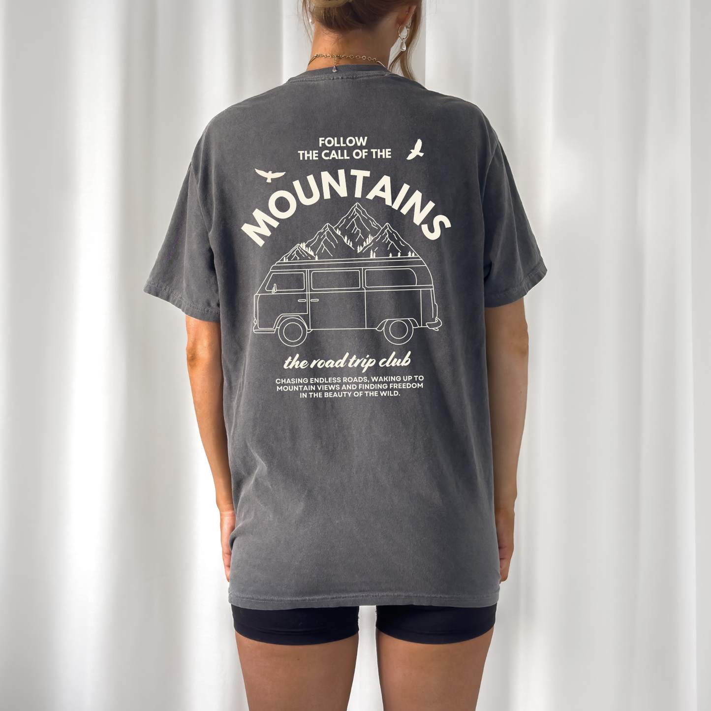 Road Trip Club Plotterdatei SVG mit Front und Backprint, Van und Bergen im Outdoor Adventure Design auf dunkelgrünem Sweater