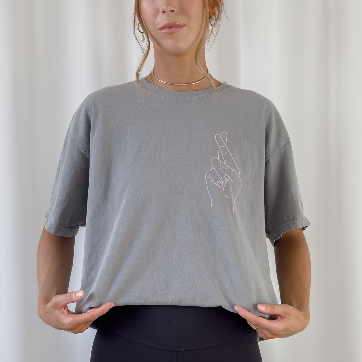 Fingers Crossed Plotterdatei SVG mit gekreuzten Fingern als minimalistisches Line Art Glückssymbol auf einem T-Shirt
