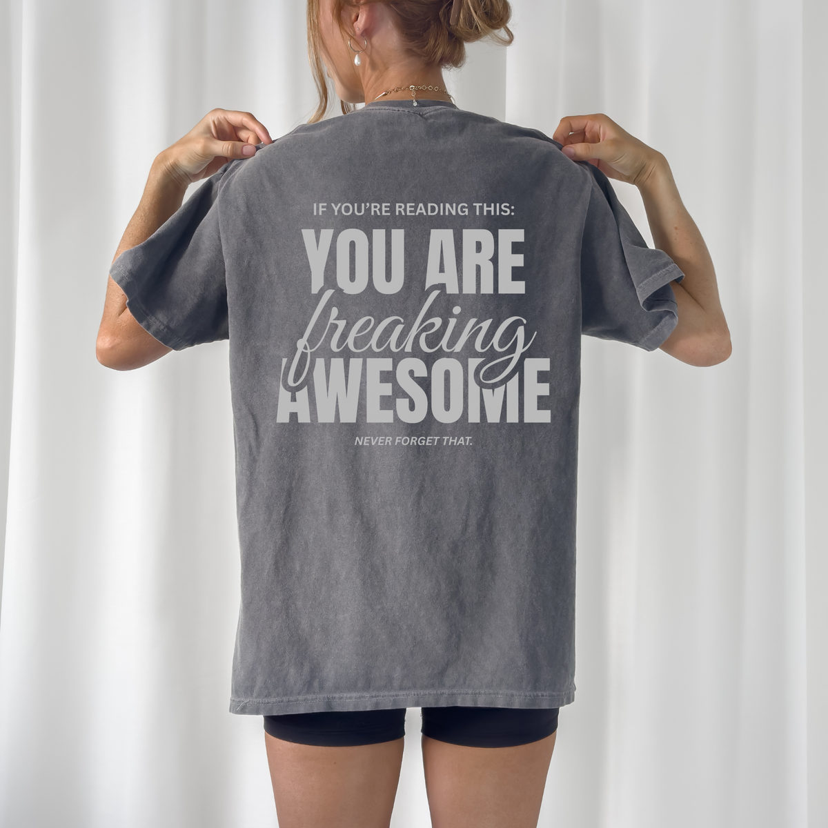 Freaking Awesome Plotterdatei SVG als pinker Backprint mit positivem Statement You Are Freaking Awesome auf weißem Shirt