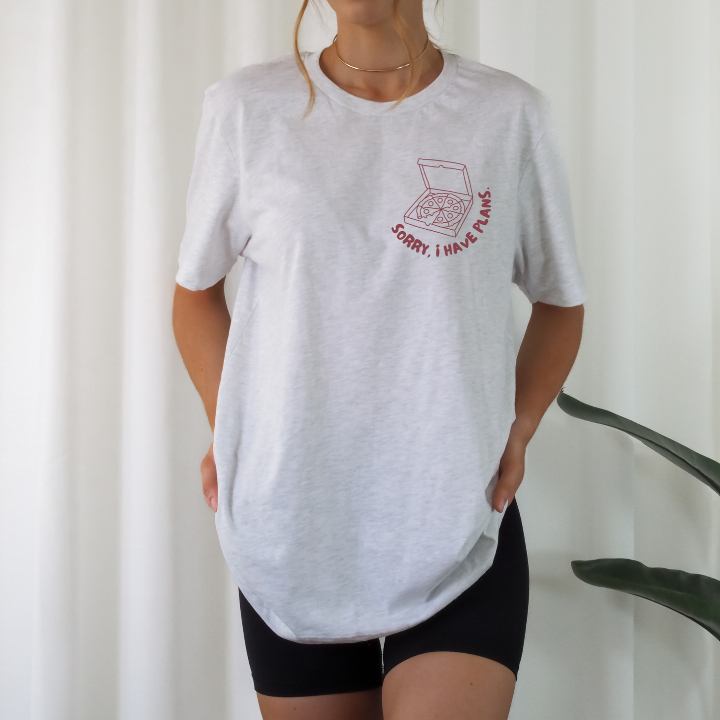 Plotterdatei „Sorry I Have Plans“ mit Frau auf Couch, Pizza und passendem Pizzakarton als Front- & Backprint, Cozy Design, SVG DXF PNG