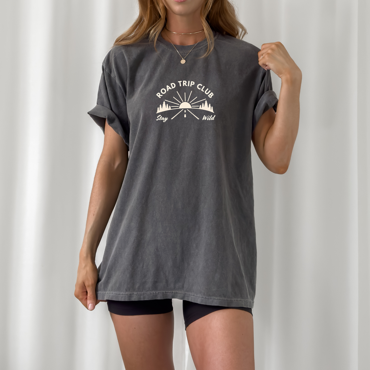 Road Trip Club Plotterdatei SVG mit Front und Backprint, Van und Bergen im Outdoor Adventure Design auf dunkelgrünem Sweater