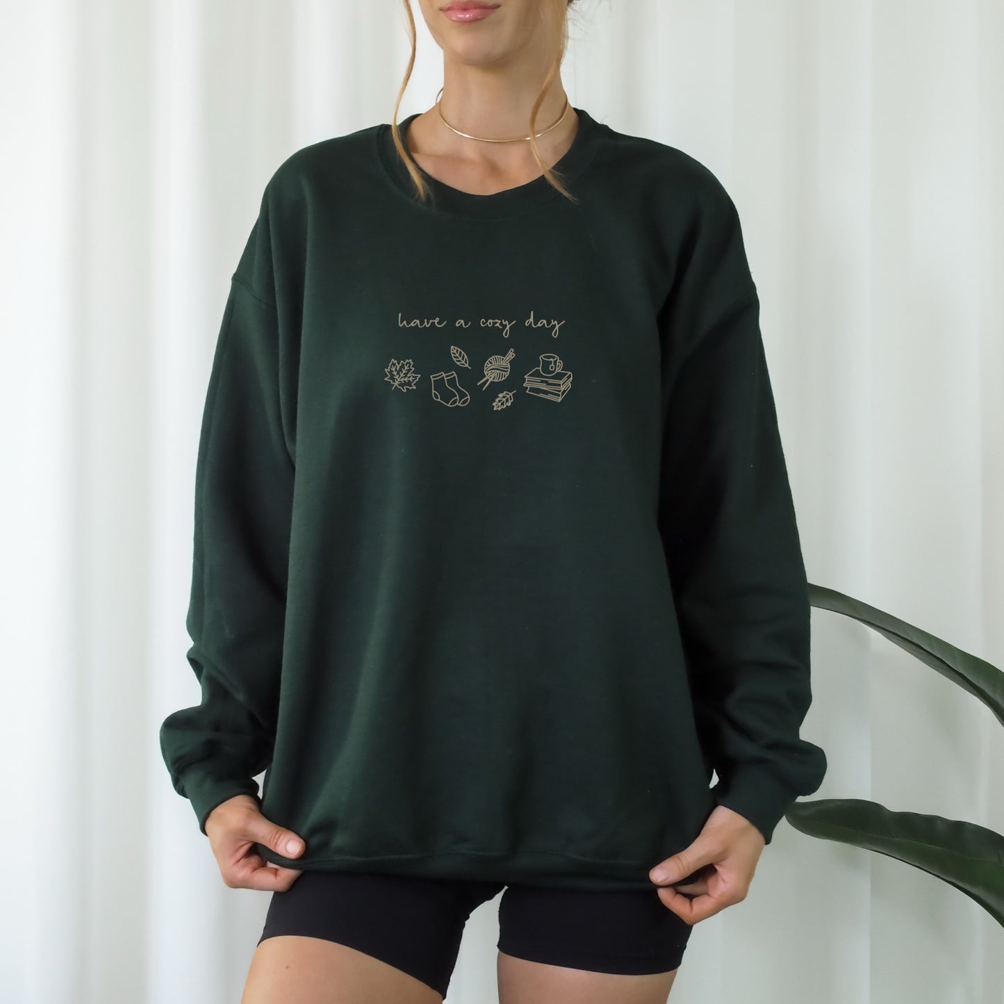 „Have a Cozy Day“ – Herbstliches Design mit geschwungener Schrift und Symbolen wie Blättern, Socken, Büchern und Wolle. Ideal für DIY-Tassen, Kissen und Herbstdeko.