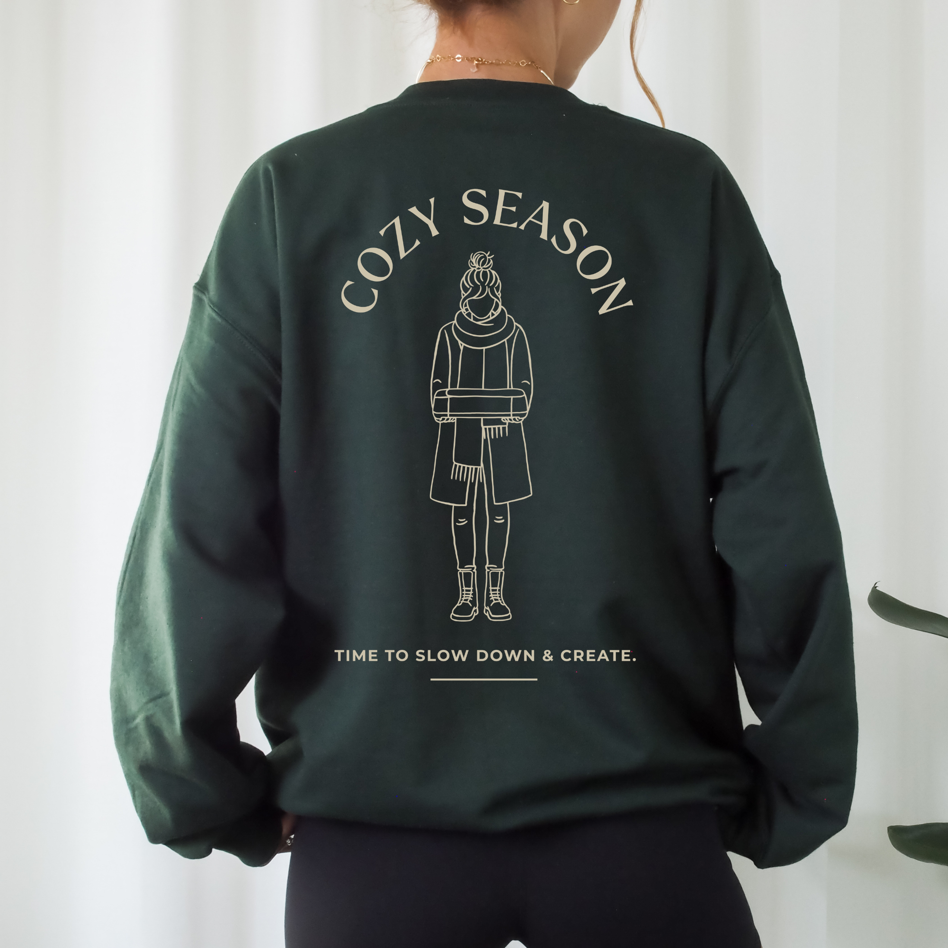 Plotterdatei Cozy Season – Line Art Illustration einer Frau mit Plotter. Minimalistisches DIY Statement Design für Shirts, Hoodies & kreative Geschenkideen.