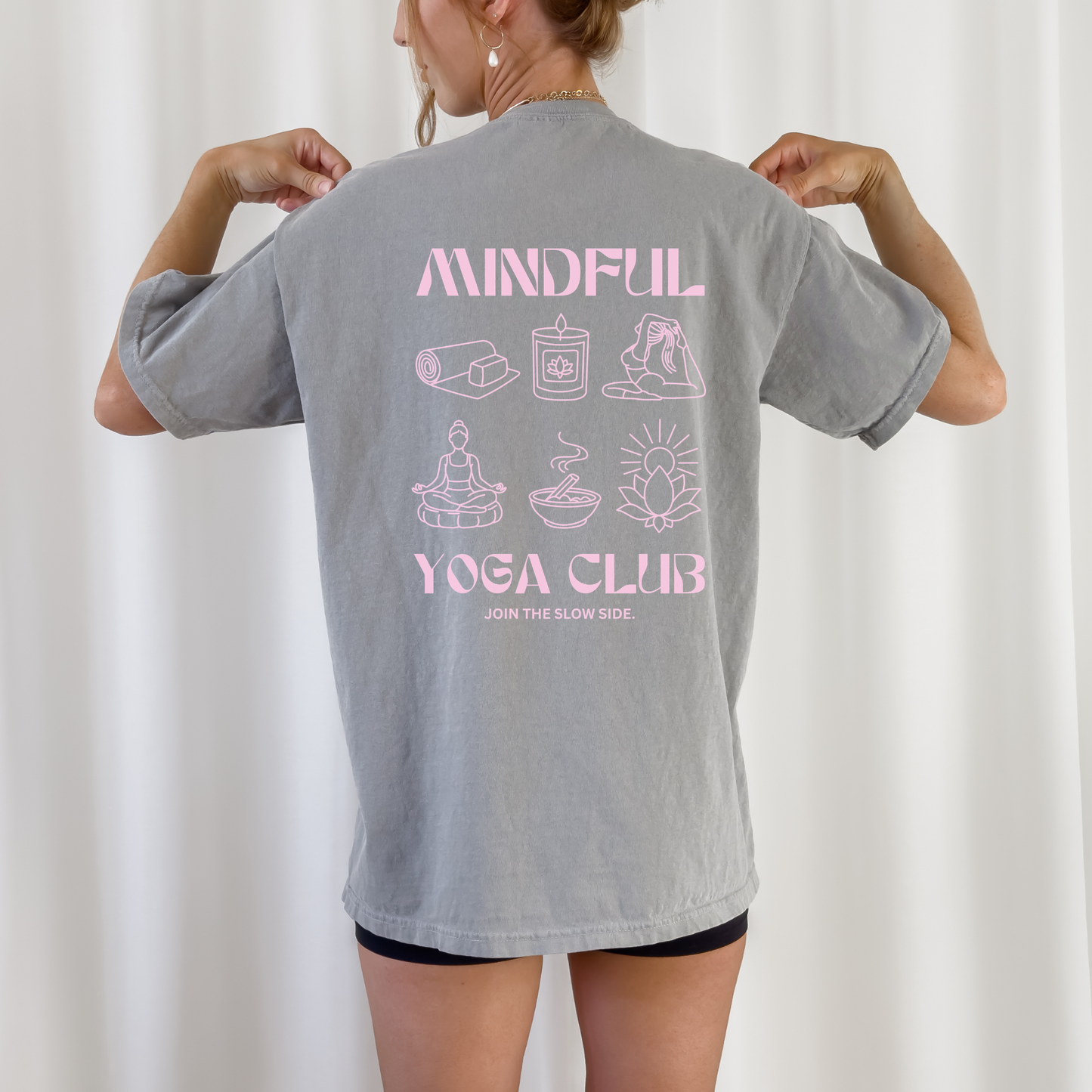 Plotterdatei „Mindful Yoga Club“ mit Front- und Backprint, minimalistische Illustrationen rund um Yoga, Meditation, Achtsamkeit, Kerze, Lotus, Yogamatte und Selfcare-Motive, SVG DXF PNG.