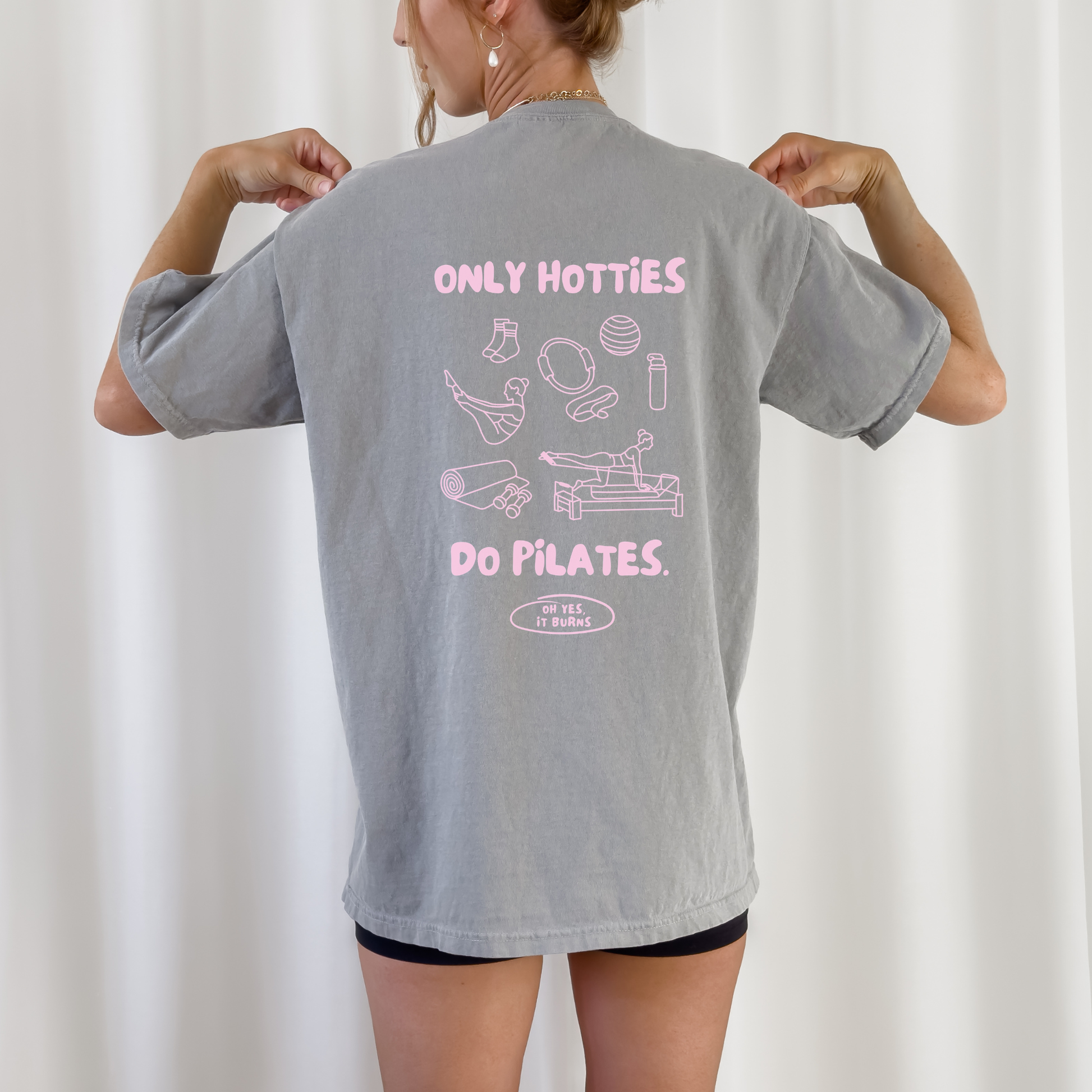 Plotterdatei „Only Hotties Do Pilates“ mit Front- und Backprint, minimalistische Line Art Illustrationen zu Pilates, Reformer, Matte, Grip Socks und Studio Zubehör, SVG DXF PNG