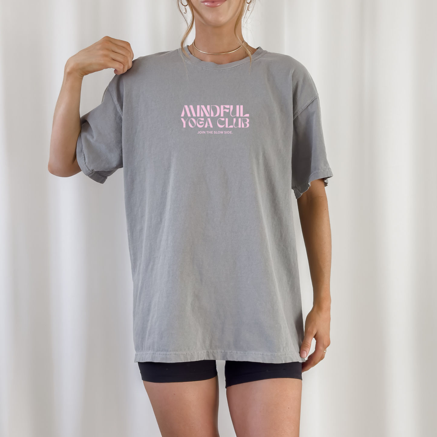 Plotterdatei „Mindful Yoga Club“ mit Front- und Backprint, minimalistische Illustrationen rund um Yoga, Meditation, Achtsamkeit, Kerze, Lotus, Yogamatte und Selfcare-Motive, SVG DXF PNG.