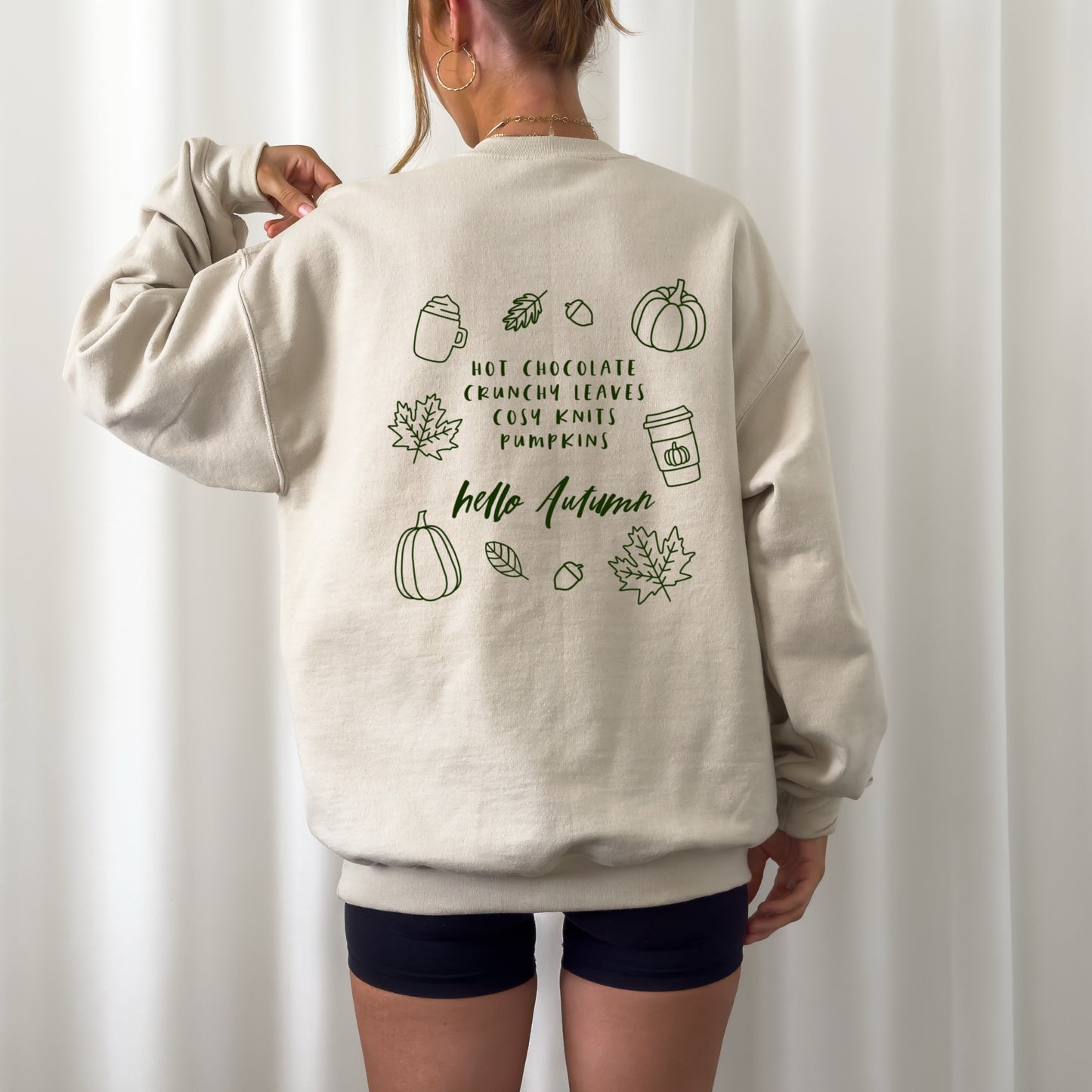 „Hello Autumn“ – Herbstliches Design mit Kürbissen, Kaffee und Blättern. Ideal für DIY-Tassen, Kerzen und Stickrahmen.