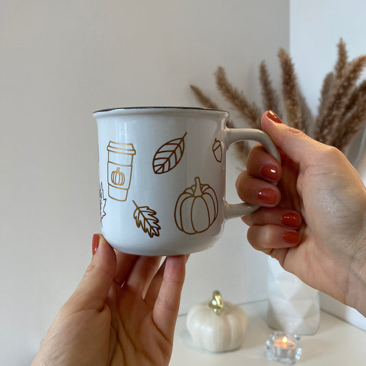 Herbstliche Vinyl-Sticker mit Blättern und Cozy-Motiven auf einer weißen Tasse – ideal zum Bekleben von Tassen, Gläsern oder Notizbüchern, im Herbst-Sale erhältlich.