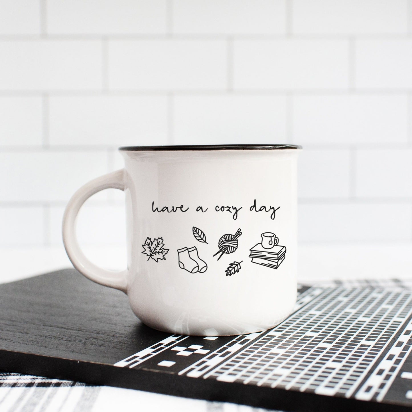„Have a Cozy Day“ – Herbstliches Design mit geschwungener Schrift und Symbolen wie Blättern, Socken, Büchern und Wolle. Ideal für DIY-Tassen, Kissen und Herbstdeko.