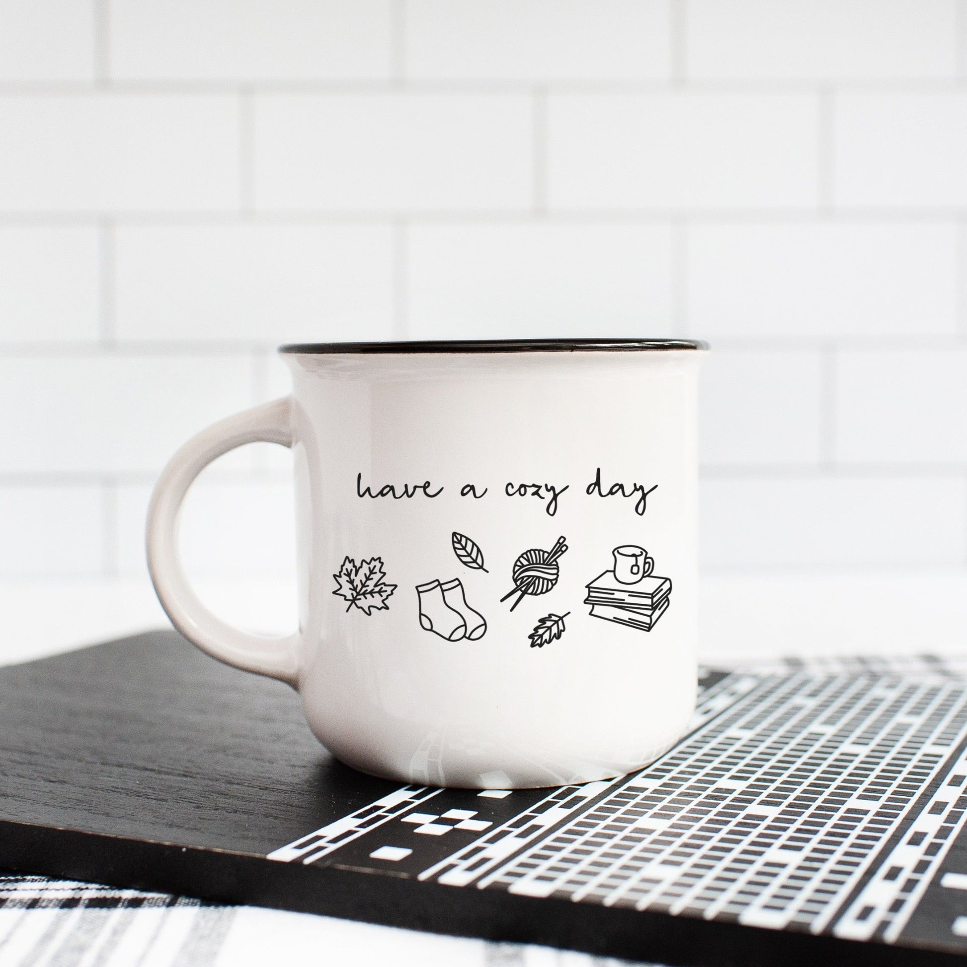 „Have a Cozy Day“ – Herbstliches Design mit geschwungener Schrift und Symbolen wie Blättern, Socken, Büchern und Wolle. Ideal für DIY-Tassen, Kissen und Herbstdeko.