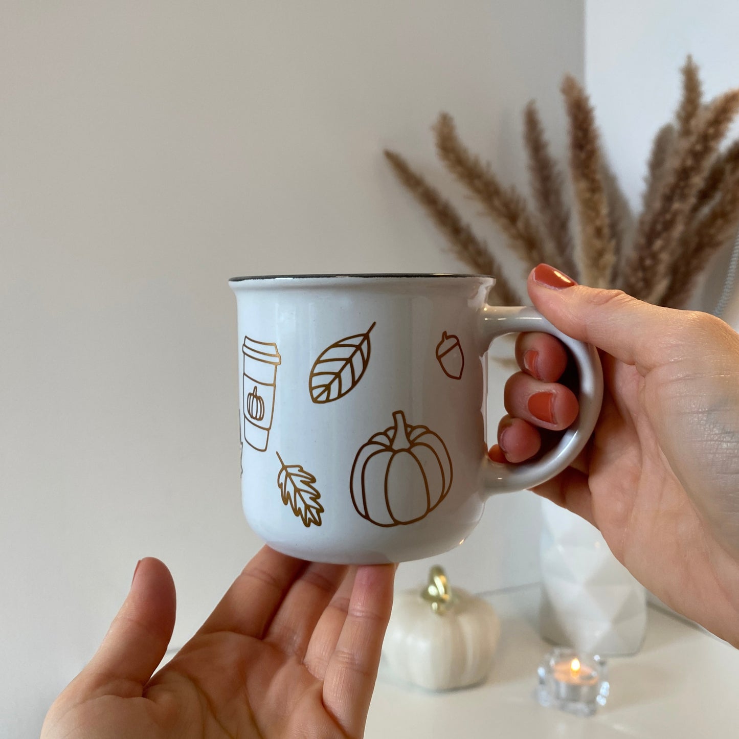 „Hello Autumn“ – Herbstliches Design mit Kürbissen, Kaffee und Blättern. Ideal für DIY-Tassen, Kerzen und Stickrahmen.