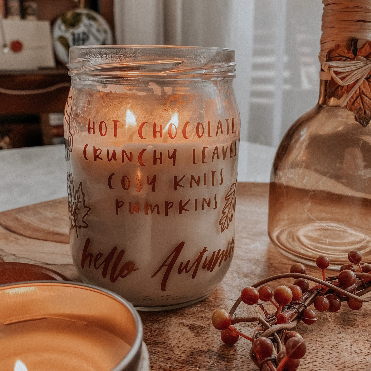„Hello Autumn“ – Herbstliches Design mit Kürbissen, Kaffee und Blättern. Ideal für DIY-Tassen, Kerzen und Stickrahmen.