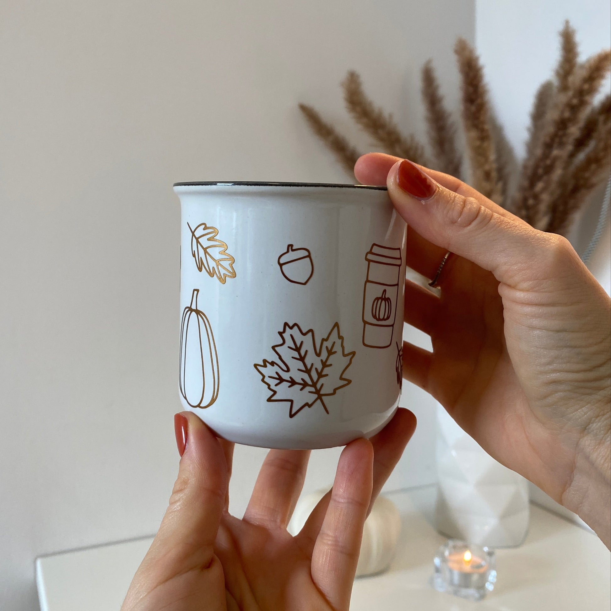 Herbstliche Vinyl-Sticker mit Blättern und Cozy-Motiven auf einer weißen Tasse – ideal zum Bekleben von Tassen, Gläsern oder Notizbüchern, im Herbst-Sale erhältlich.