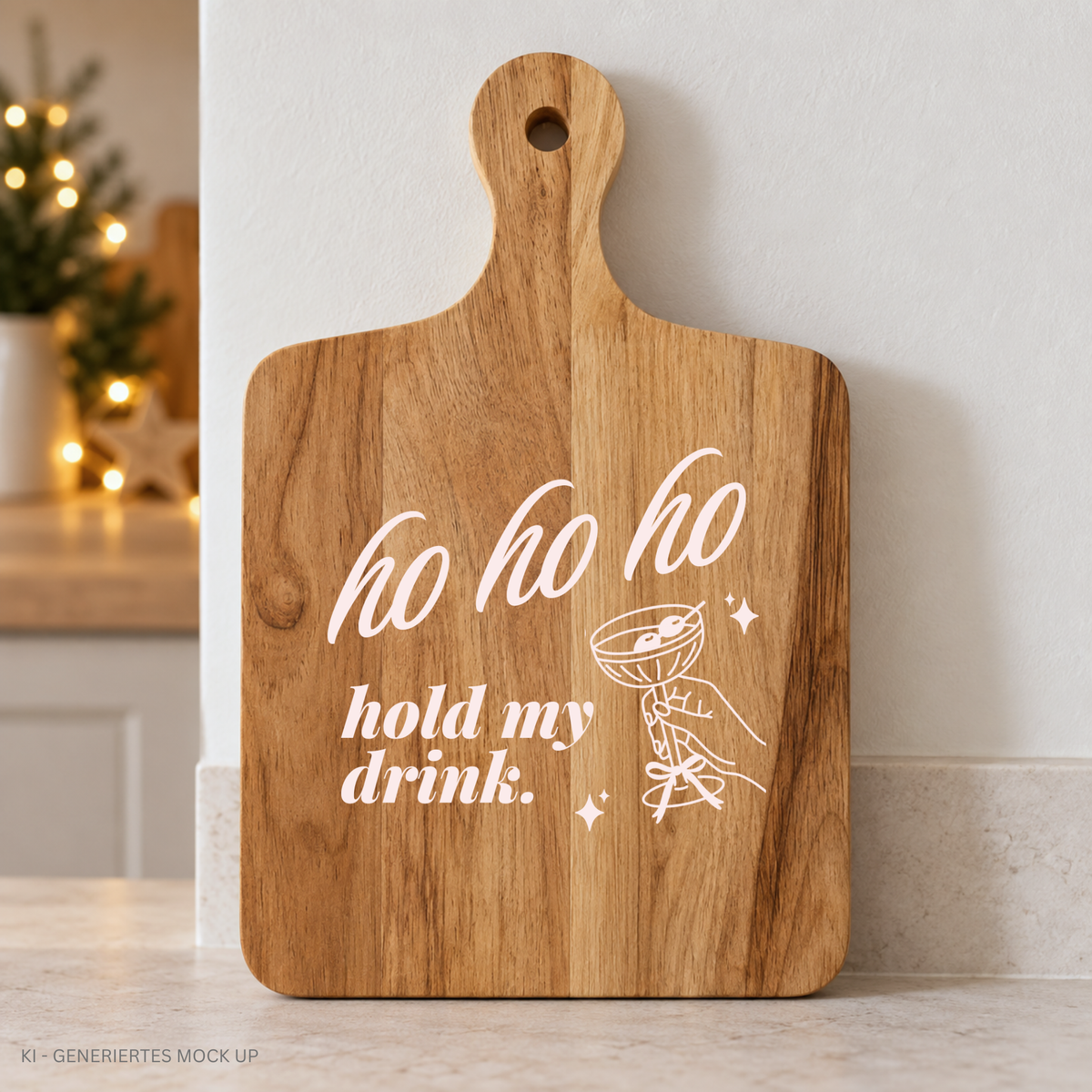 Ho Ho Ho Hold My Drink SVG Plotterdatei mit Martini-Glas als grüner Brustprint auf weißem Weihnachtssweater.