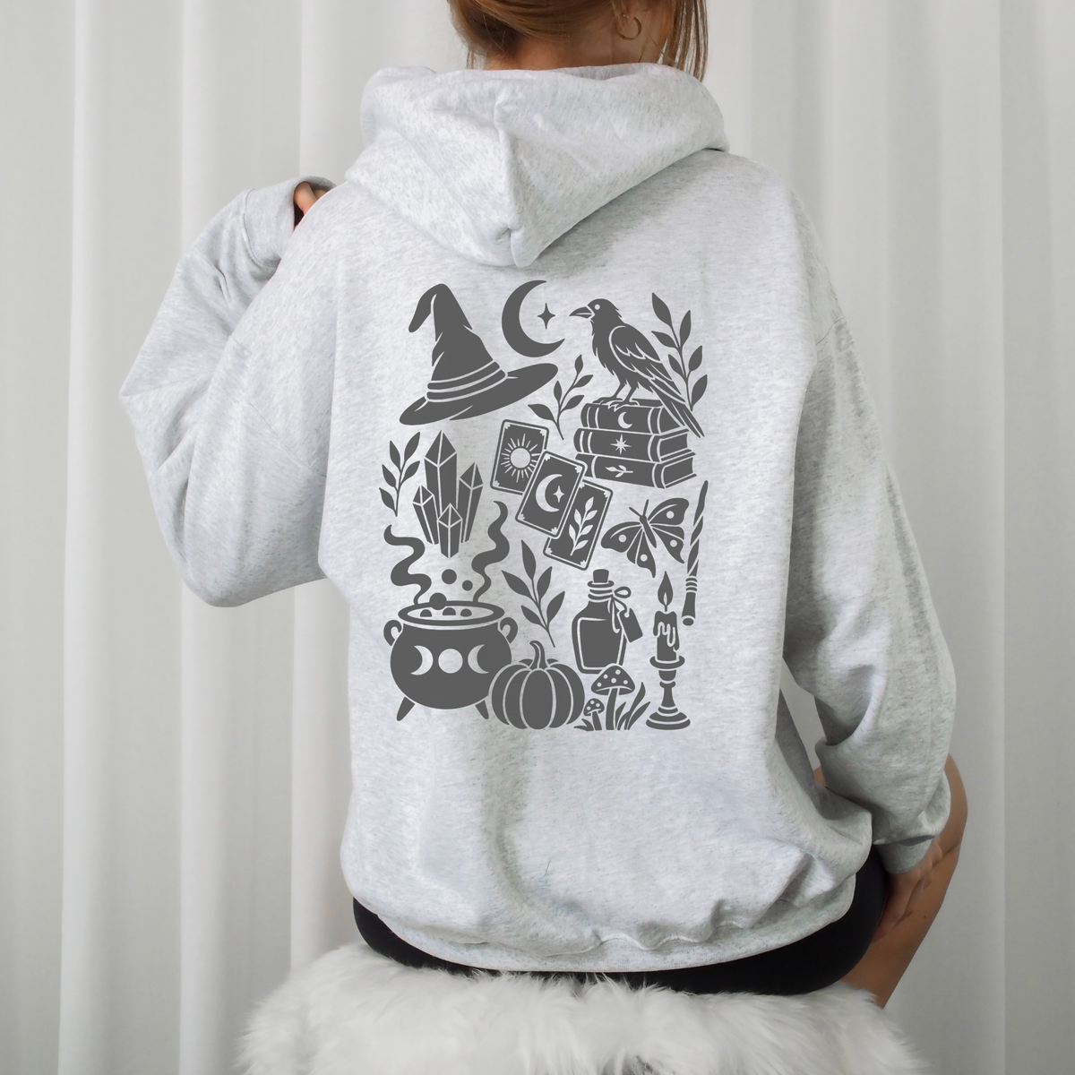 Witchy and Magical Plotterdatei mit mystischen Symbolen wie Hexenhut, Rabe, Mond, Tarotkarten, Kristallen, Zauberbüchern, Kürbis und Hexenkessel. Magisches SVG-Design für Sweater, Hoodies und Halloween DIY-Projekte.