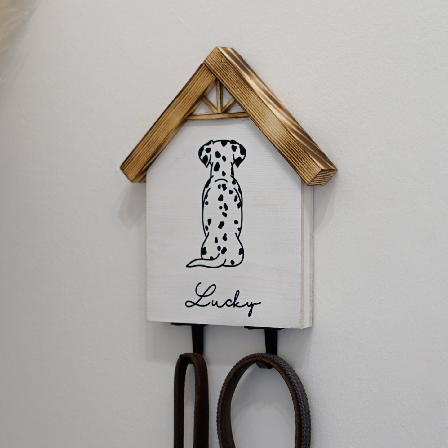 Personalisierte Hundegarderobe aus Holz mit Wunscnamen