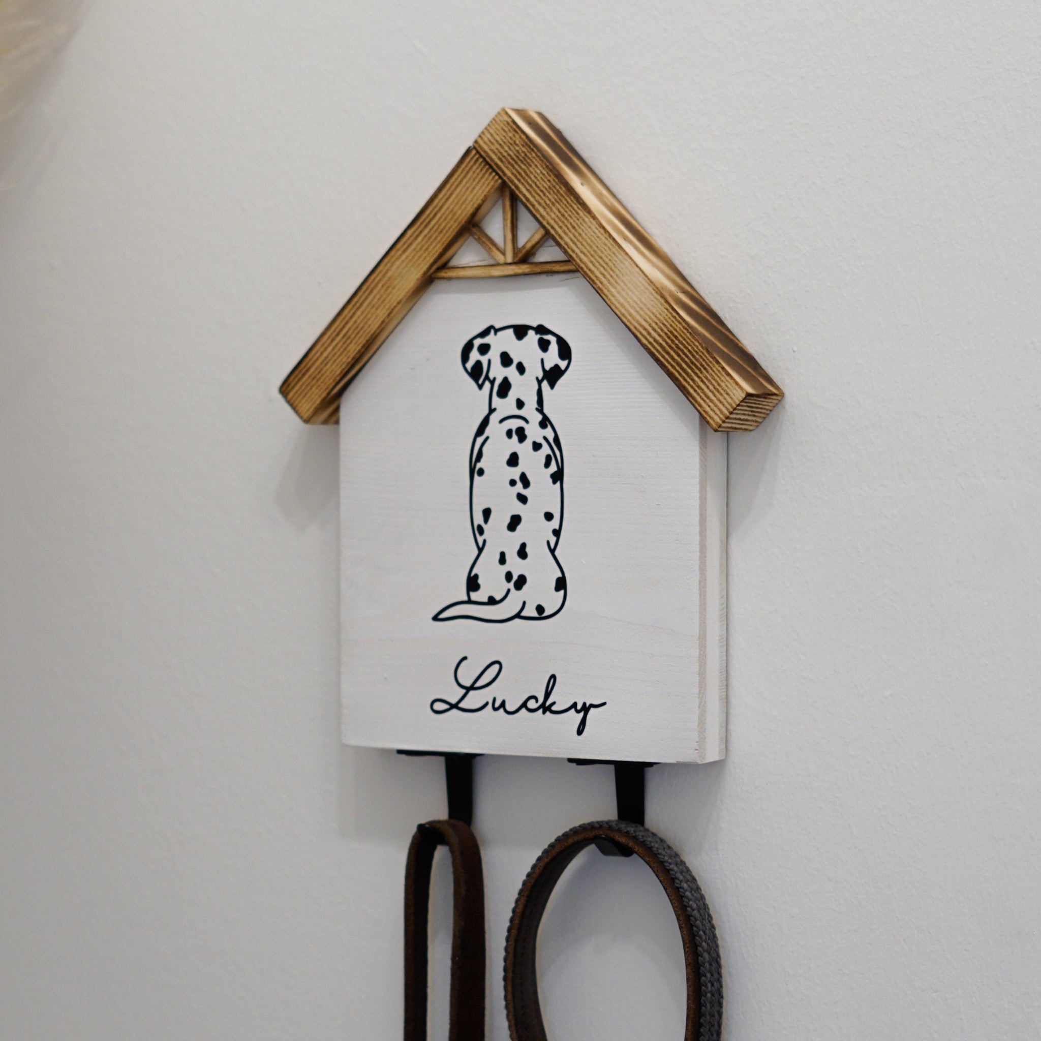 Personalisierte Hundegarderobe aus Holz mit Wunscnamen