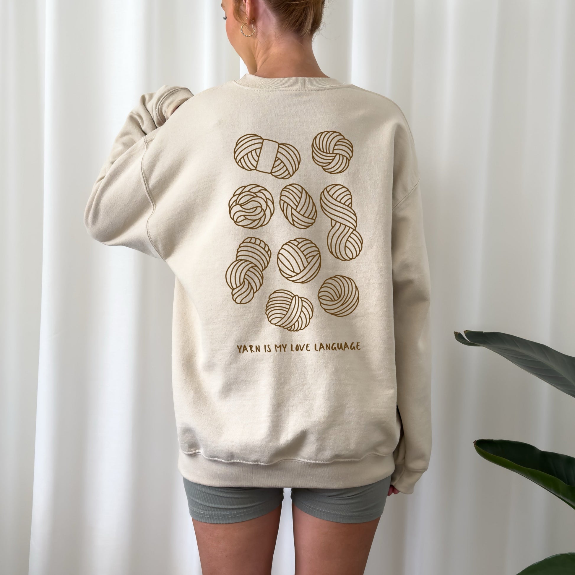 Plotterdatei Yarn is my Love Language – Vorderprint mit Statement-Spruch im Line Art Stil, perfekt für alle Strickbegeisterten.