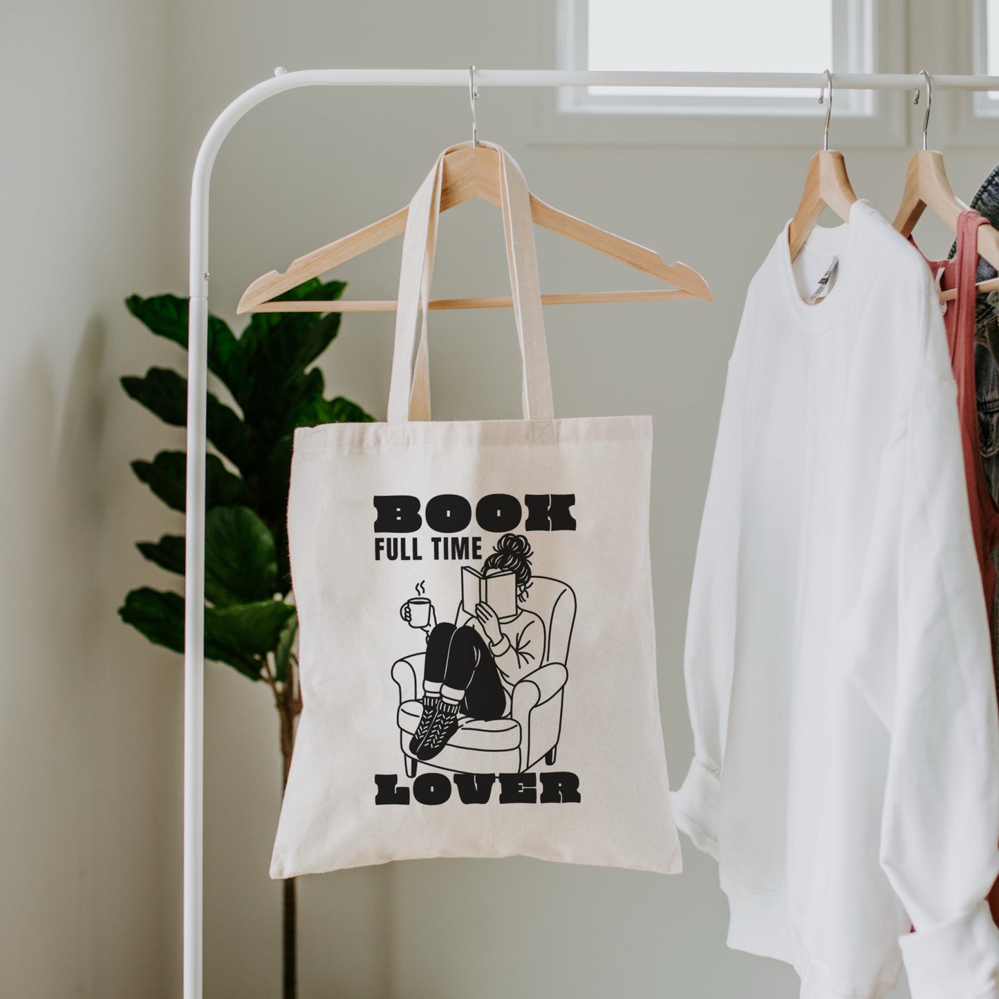 Plotterdatei Book Lover – Frau mit Buch und Tasse in Line Art Illustration, moderner Retro-Schriftzug für Sweater & DIY-Projekte.