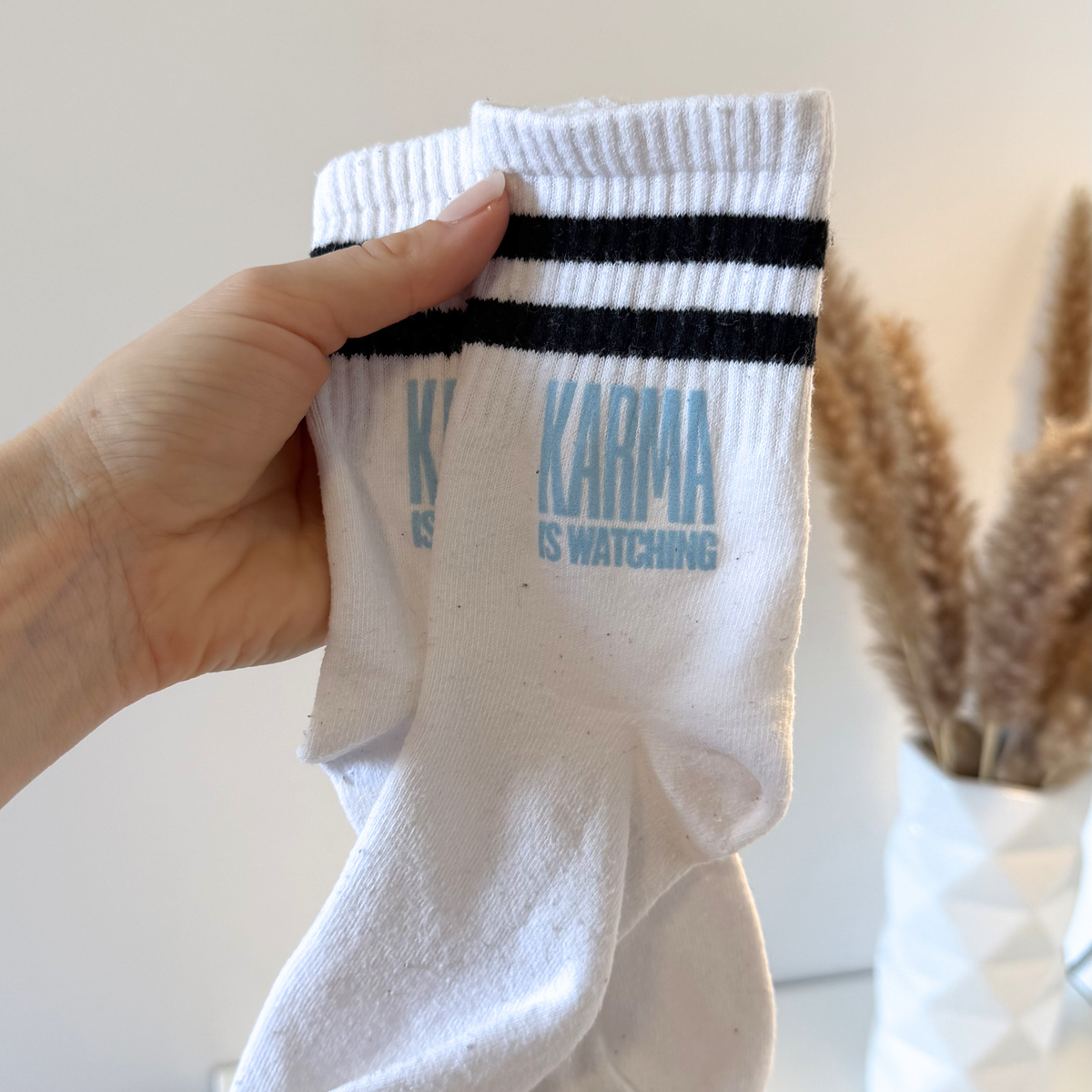 Set aus 23 kleinen Socken Sprüchen als Plotterdatei, minimalistische schwarze Schriftzüge für DIY Statement Socken, geeignet zum klein Plotten (3–4 cm), inkl. SVG DXF PNG Dateien für Cricut und Silhouette, dargestellt auf weißer Socke
