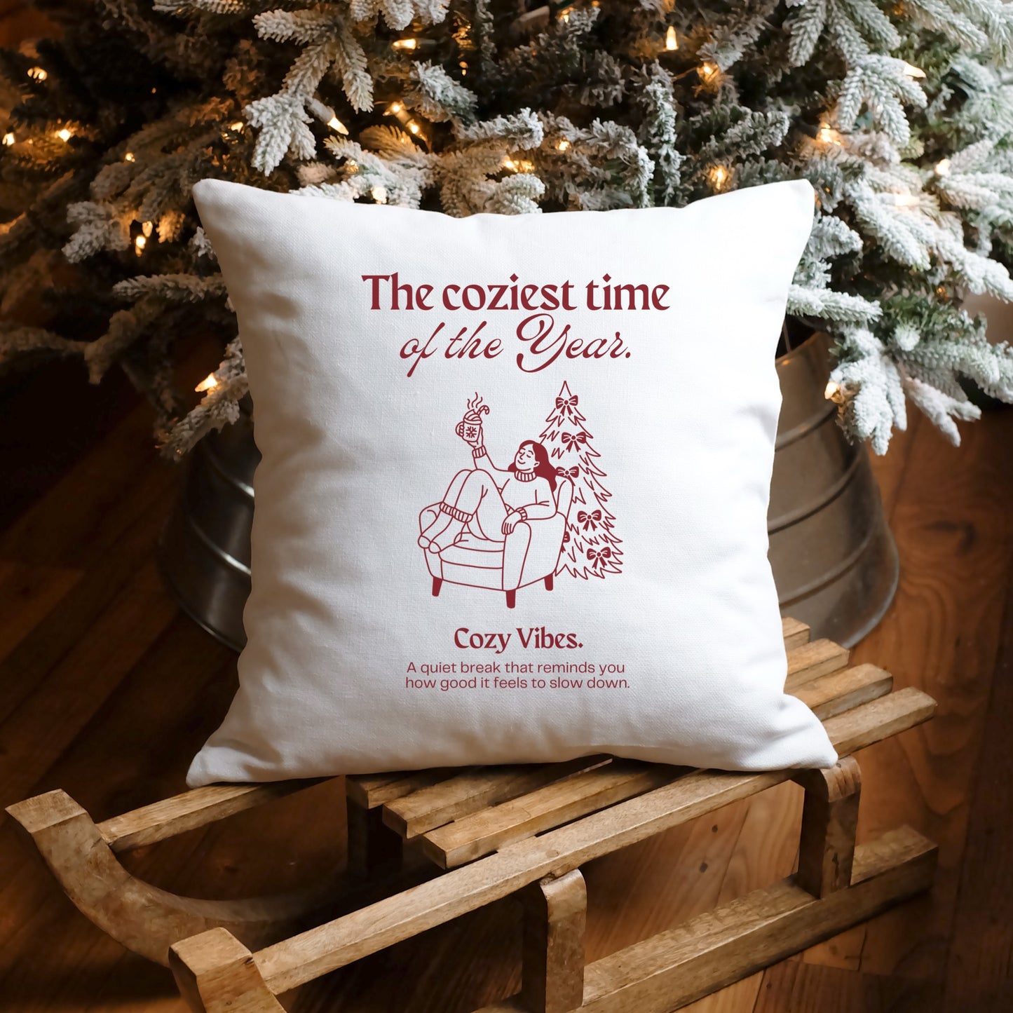 Weihnachtliche Plotterdatei The coziest time of the Year – Line Art Frau im Sessel mit Tanne und Tasse. Perfekt für Christmas Sweater & winterliche DIY-Projekte.